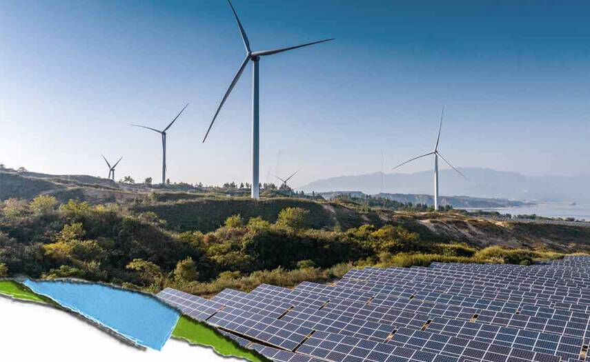 Een schilderachtig landschap met zonnepanelen op de voorgrond en windturbines op de achtergrond, ter illustratie van hernieuwbare energiebronnen.
