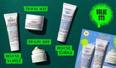 Een afbeelding, tegen een donkergroene getextureerde achtergrond, toont vier Kiehl's producten en een geschenkdoos. Een witte tube "KIEHL’S ULTRA BODY MEGA MOISTURE SQUALANE CREAM" is gemarkeerd met "DELUXE SAMPLE" in felgroen. Een witte pot "KIEHL’S ULTRA FACIAL CREAM" is gemarkeerd met "TRAVEL SIZE" in felgroen. Een witte tube "KIEHL’S ULTIMATE STRENGTH HAND SALVE" is gemarkeerd met "DELUXE SAMPLE" in felgroen. Een kleine open witte pot "KIEHL’S CREAMY EYE TREATMENT WITH AVOCADO" met zichtbare lichtgele creme is gemarkeerd met "TRAVEL SIZE" in felgroen. Rechtsonder is een blauwe Kiehl’s geschenkdoos zichtbaar, met dezelfde vier producten, versierd met felgroene grafische verfspatten en een strikontwerp.