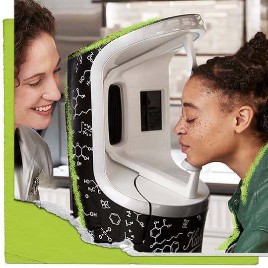 Skin Pro voert in de winkel een Derma-Reader diepe huidanalyse uit bij de klant