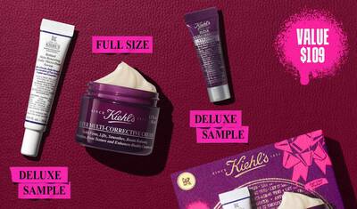 Een afbeelding, tegen een donkerrode getextureerde achtergrond, toont drie Kiehl’s producten en een geschenkdoos. Een witte en paarse tube "Kiehl's Retinol Skin-Renewing Daily Micro-Dose Serum" is gemarkeerd met "DELUXE SAMPLE" in felroze. Een paarse pot "Kiehl's Super Multi-Corrective Cream" met zichtbare creme is gemarkeerd met "FULL SIZE" in felroze. Een kleine paarse tube "Kiehl's Super Multi-Corrective Eye Zone Treatment" is gemarkeerd met "DELUXE SAMPLE" in felroze. Rechtsonder is een paarse Kiehl’s geschenkdoos zichtbaar, met dezelfde drie producten, versierd met felroze grafische verfspatten.