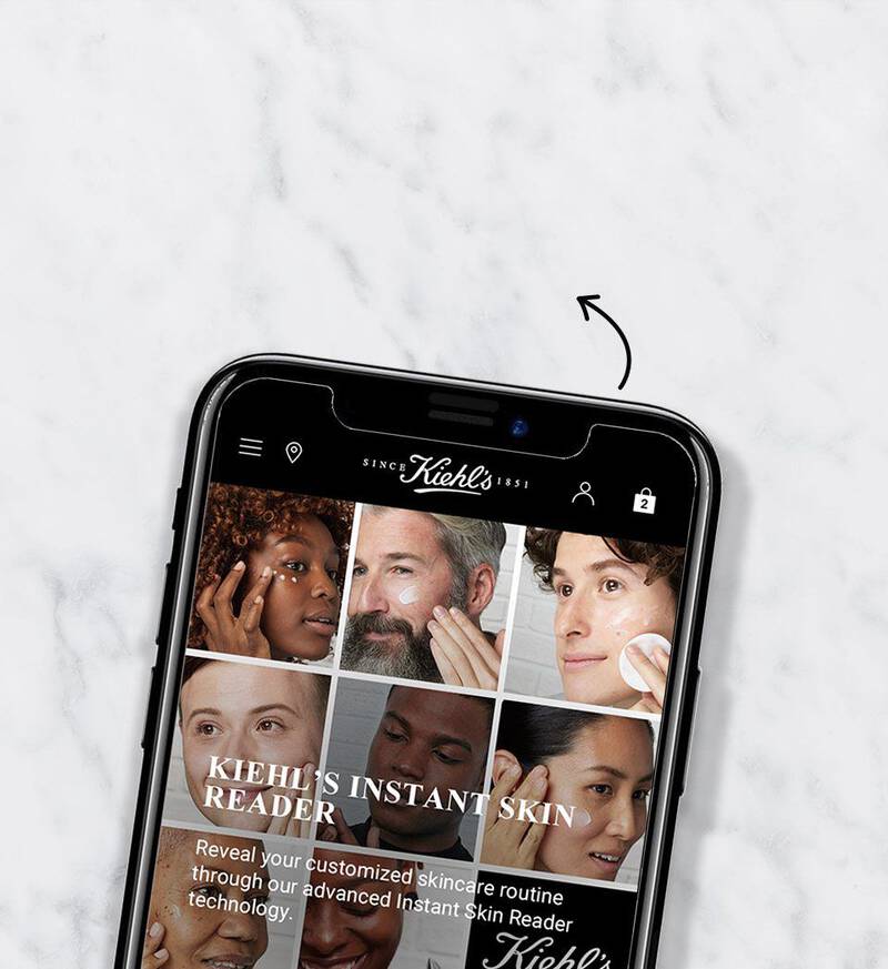 Een smartphone met een website in kleur over huidverzorging, geplaatst op een marmeren oppervlak.
