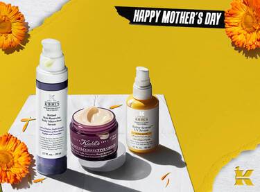 Moederdag cadeau inspiratie met de Age-Less Experts giftset omringd door bloemen en een 'Love You Mom' stempel.