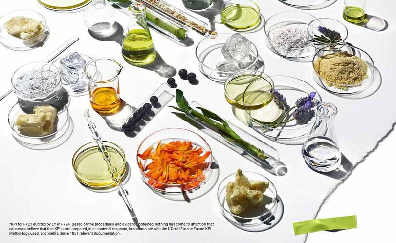 Een levendig aanbod van plantaardige ingredienten, olien en poeders in glazen verpakkingen, die de schoonheid en duurzaamheid van de natuur laten zien.