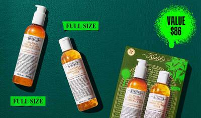 Een afbeelding, tegen een donkergroene getextureerde achtergrond, toont twee full-size flessen: "Kiehl's Calendula Deep Cleansing Foaming Face Wash" en "Kiehl's Calendula Herbal-Extract Toner", beide met doorzichtige verpakking en amberkleurige vloeistof. Elke fles is gemarkeerd met "FULL SIZE" in heldergroen. Rechts toont een groen-gouden Kiehl's geschenkdoos dezelfde twee producten. In de rechterbovenhoek bevat een heldergroene verfspat de tekst.