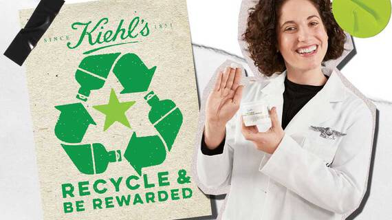 Een persoon in een labjas houdt een huidverzorgingsproduct vast, met op de achtergrond een poster die recycling en beloningen aanmoedigt.