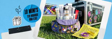 "Een promotionele banner van het verzorgingsmerk Kiehl's met een festivalthema. Links toont een polaroidfoto een kleurrijke reistas gevuld met tien verschillende mini-producten van Kiehl's (zoals cleansers en cremes), versierd met muzikale sleutelhangers. De tas staat op het gras naast een zwarte flightcase vol met vrolijke stickers van gitaren en hoofdtelefoons. Ervoor ligt een gele ""Set List"" met een stappenplan voor huidverzorging en twee festivalbandjes met de tekst ""Kiehl's SKIN VIP"". Op de foto is een opvallende blauwe sticker geplaatst met de tekst ""10 MINI'S TER WAARDE VAN €101"". De rechterkant van de banner is lichtblauw met een minimalistische tekening van een cadeauverpakking, bliksemschichten en een stuk zwarte gaffertape op gescheurd wit papier. "