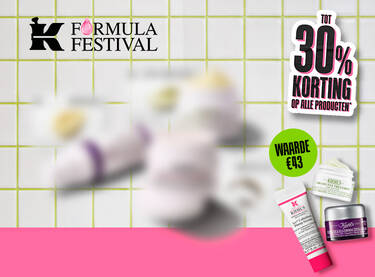 Promotiebanner voor de 'Formula Festival' met links verschillende vervaagde skincare-producten tegen een lichtgroene tegelachtergrond. Bovenaan staat het zwarte logo 'Formula Festival' met een roze druppel-icoon.
