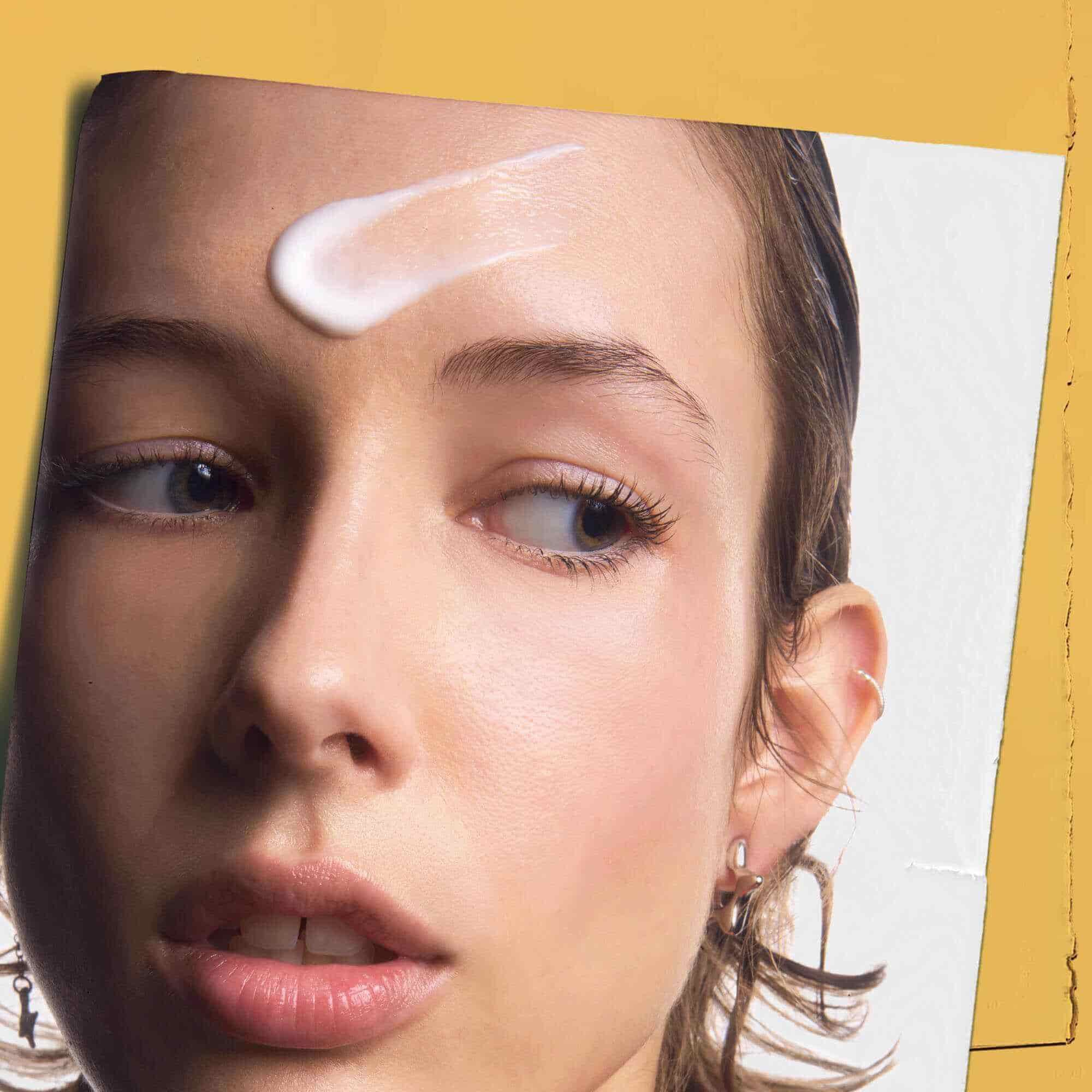 Powerful-Strength Line-Reducing Concentrate aangebracht op het voorhoofd van een persoon, toont het gebruik aan.