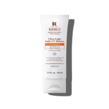 Een fles van 30 ml Kiehl’s Ultra-Light Daily UV Defense tegen een witte achtergrond.