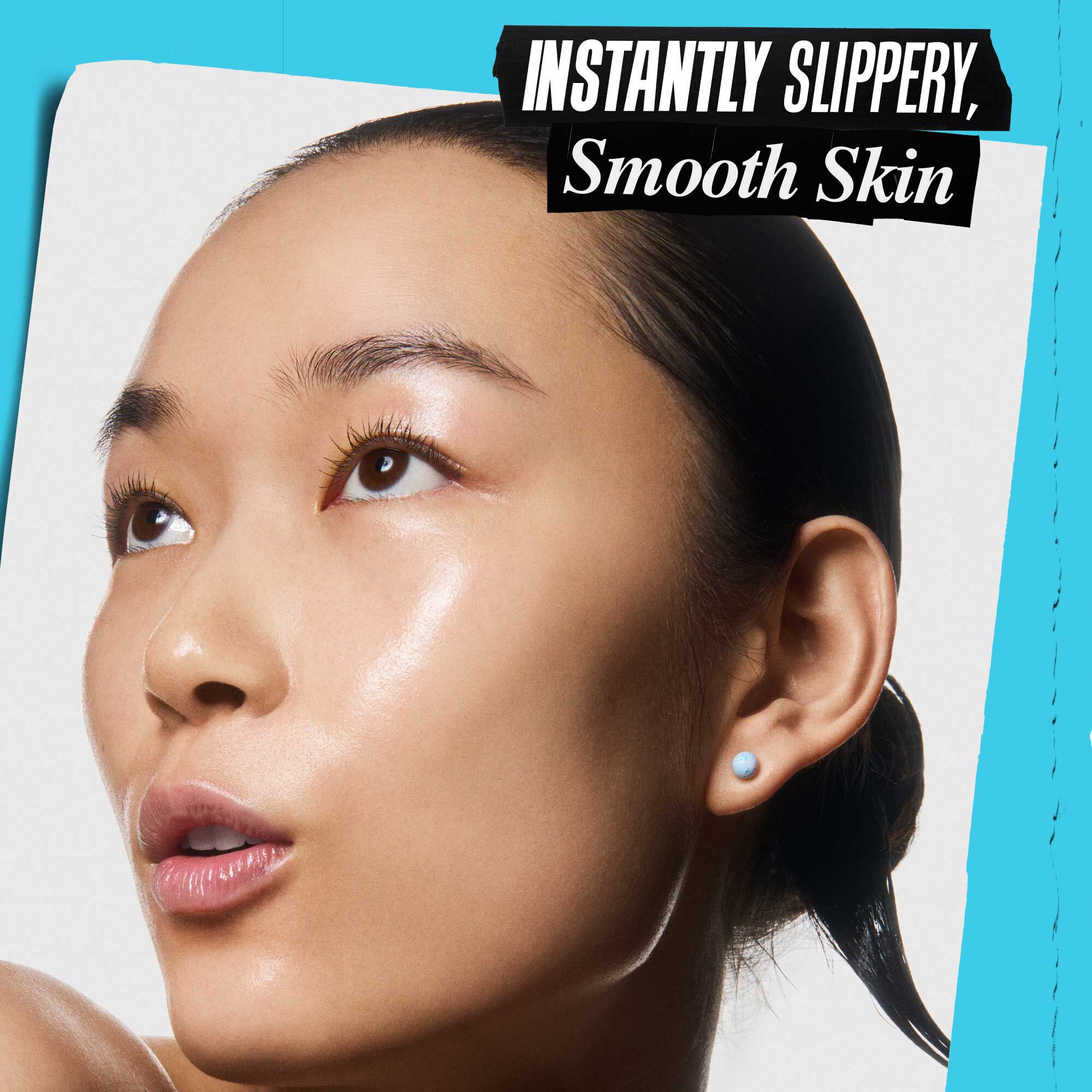 Iemand die Kiehl's Clearly Corrective Triple Acid Peel op de huid aanbrengt.