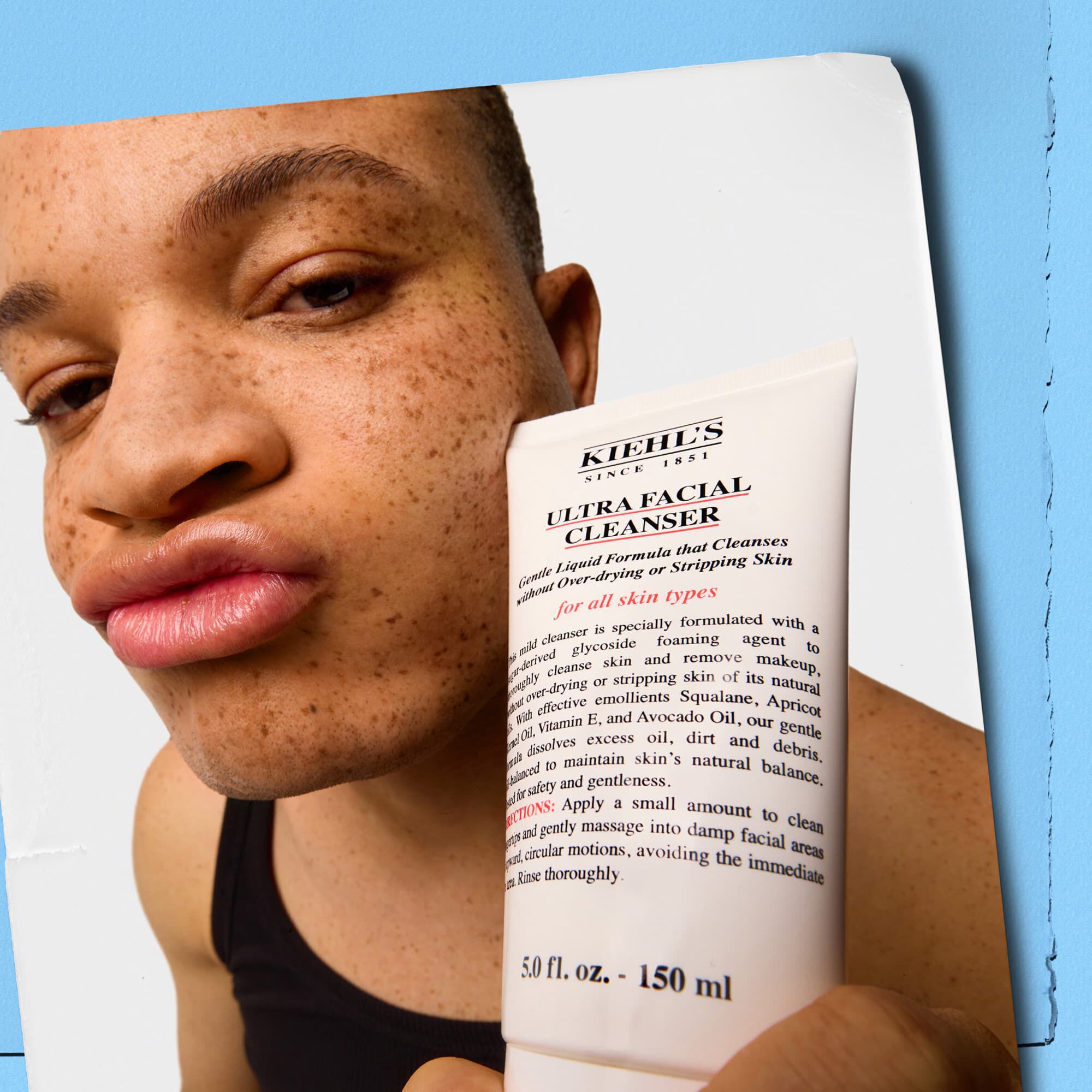 Model houdt een tube Kiehl's Ultra Facial Cleanser vast