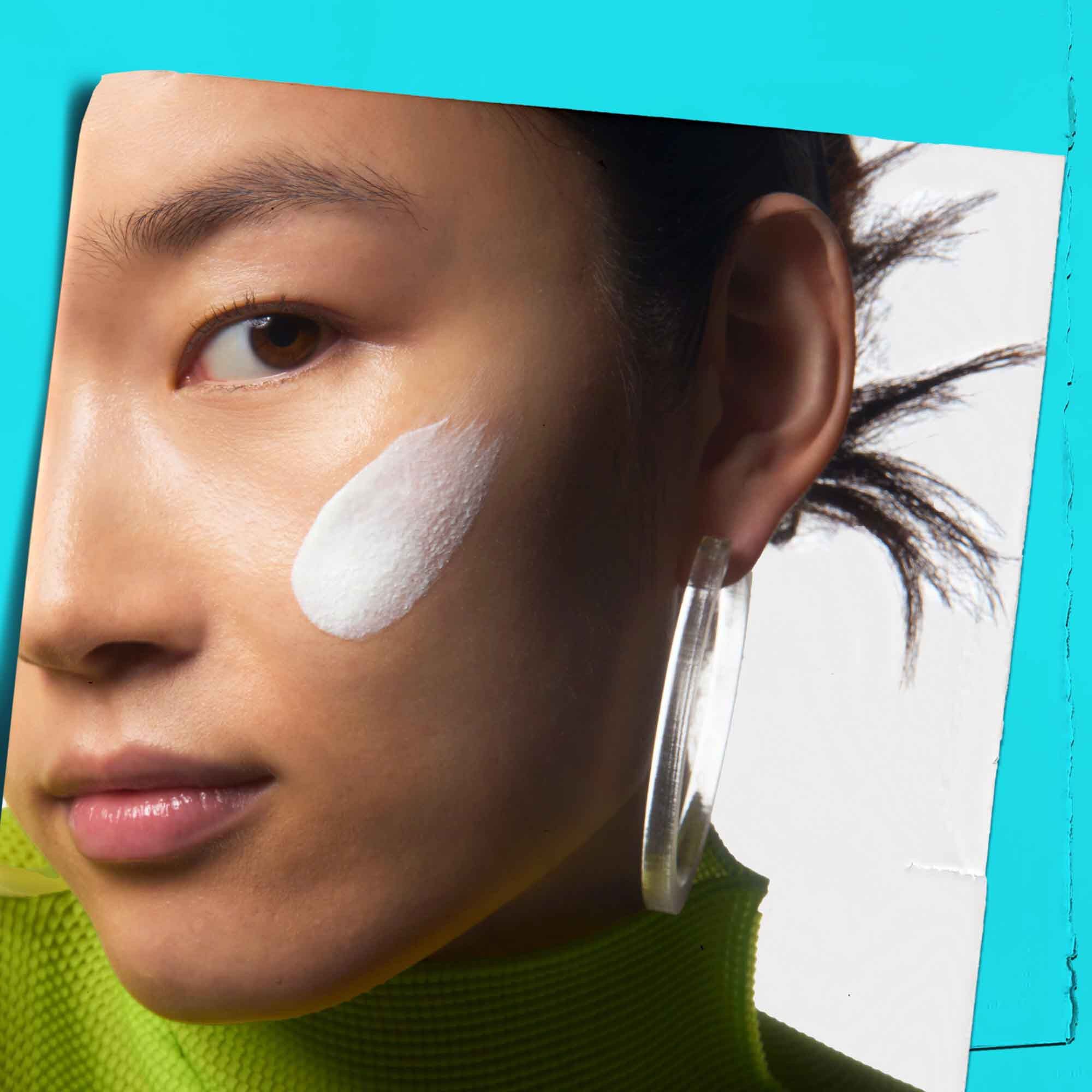 Ultra Light Daily UV Defense Aqua Gel wordt op de huid aangebracht.