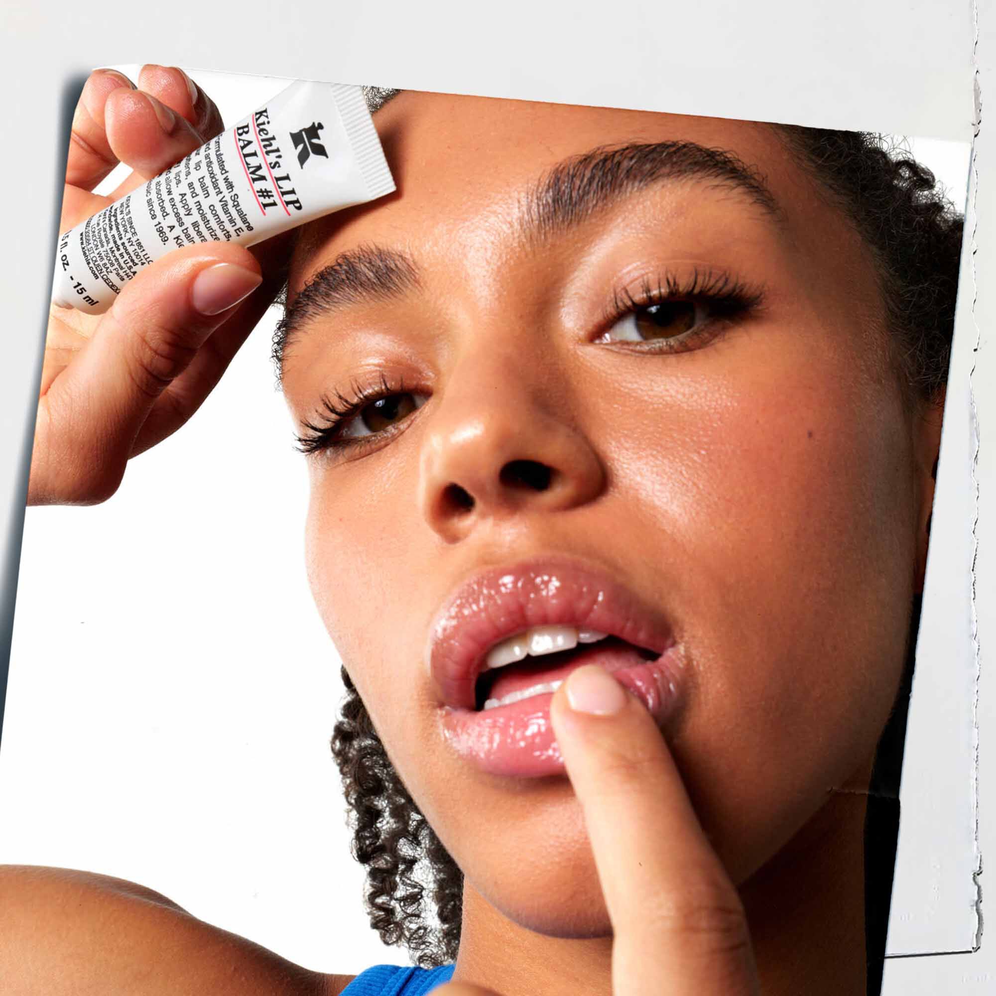 Lip Balm #1 wordt aangebracht op de lippen, wat het gebruik op de huid laat zien.