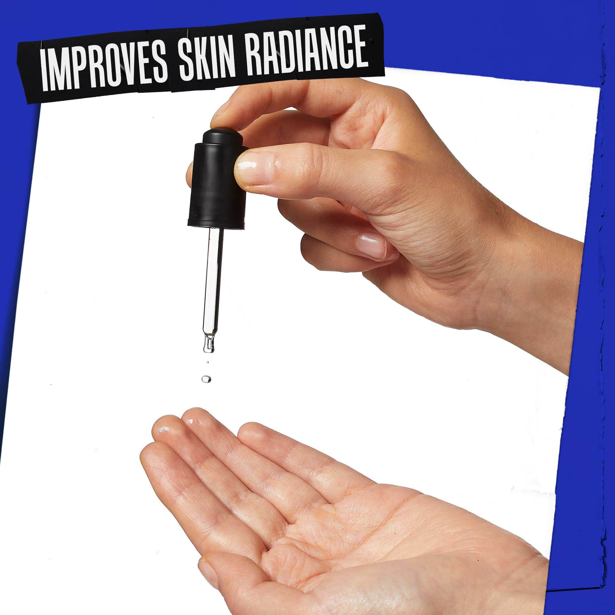 Een hand waarop Midnight Recovery Concentrate wordt gedruppeld met het label "Verbetert de uitstraling van de huid".