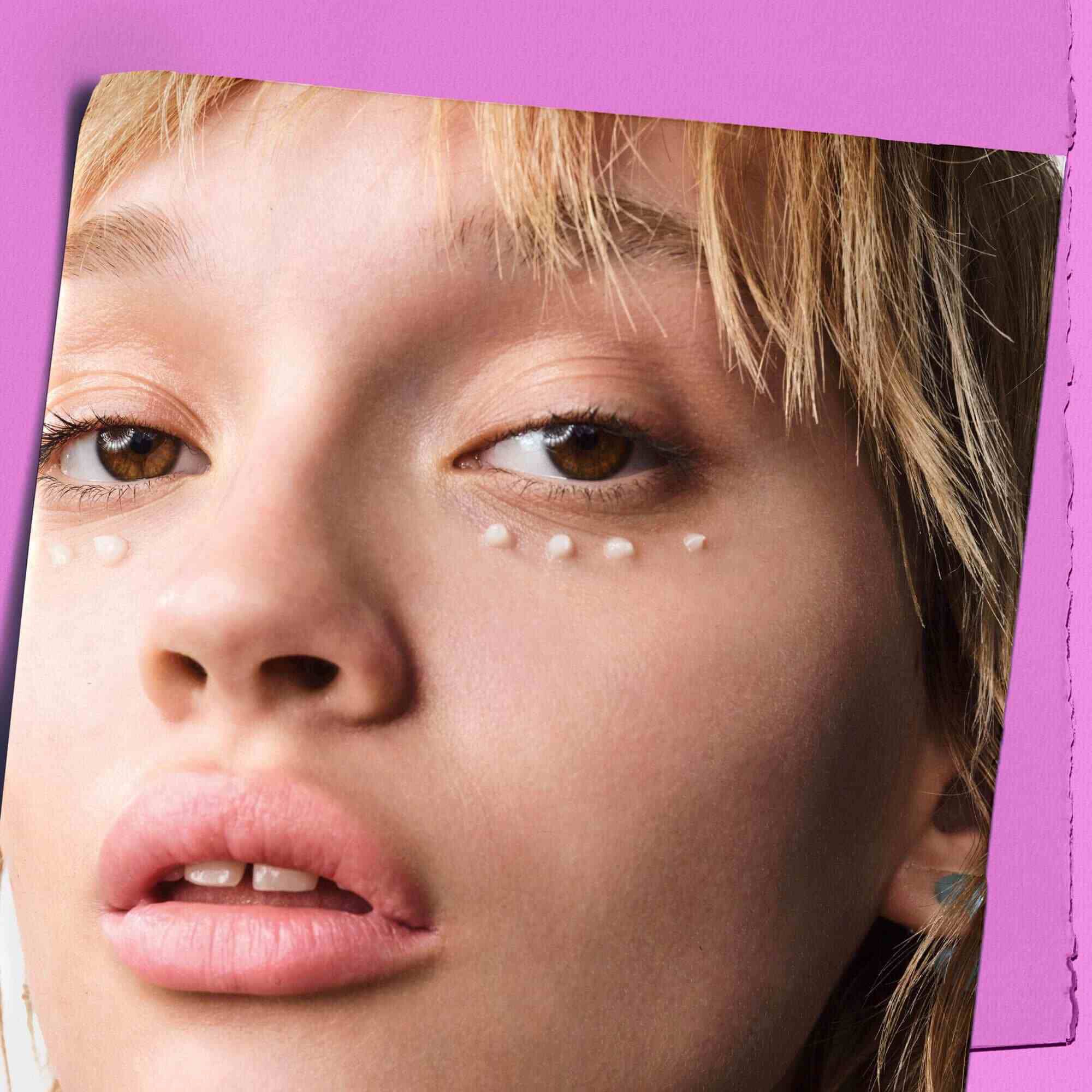 Model met puntjes Kiehl's Super Multi-Corrective Eye Zone Treatment onder de ogen