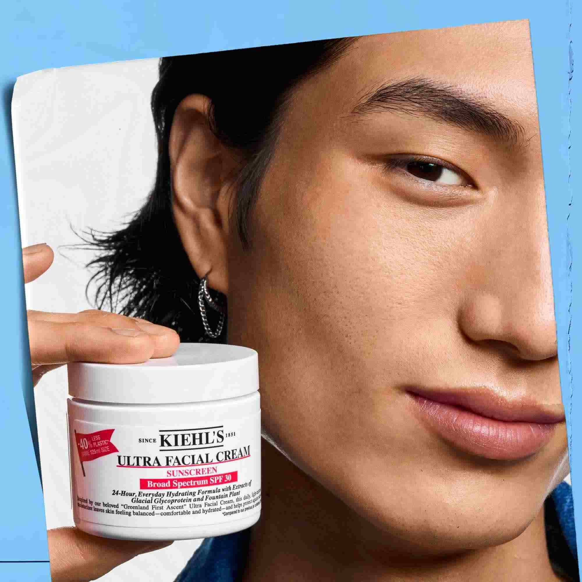 Ultra Facial Cream SPF 30 wordt vastgehouden, wat de draagbaarheid en het gebruiksgemak laat zien.