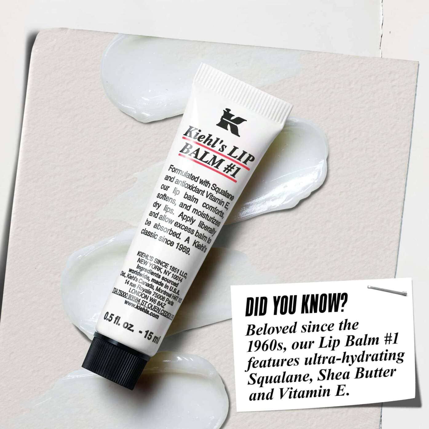 Een tube Lip Balm #1 op een wit oppervlak met de tekst: "Wist je dat? Geformuleerd met squalaan, sheaboter en vitamine E voor gehydrateerde, gladdere lippen."