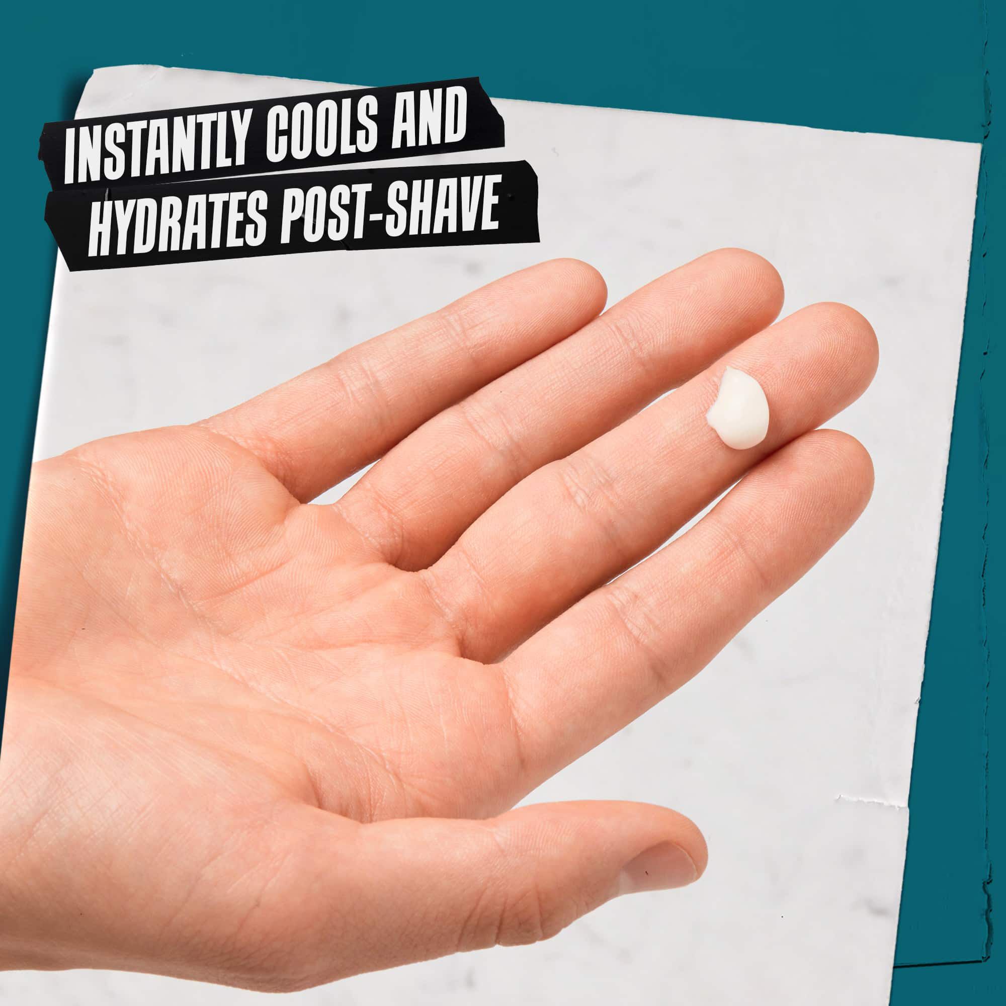 Hand met een kleine hoeveelheid Close Shavers Squadron Smooth Glider Precision Shave Lotion. Tekst luidt "Verkoelt en kalmeert direct na het scheren."