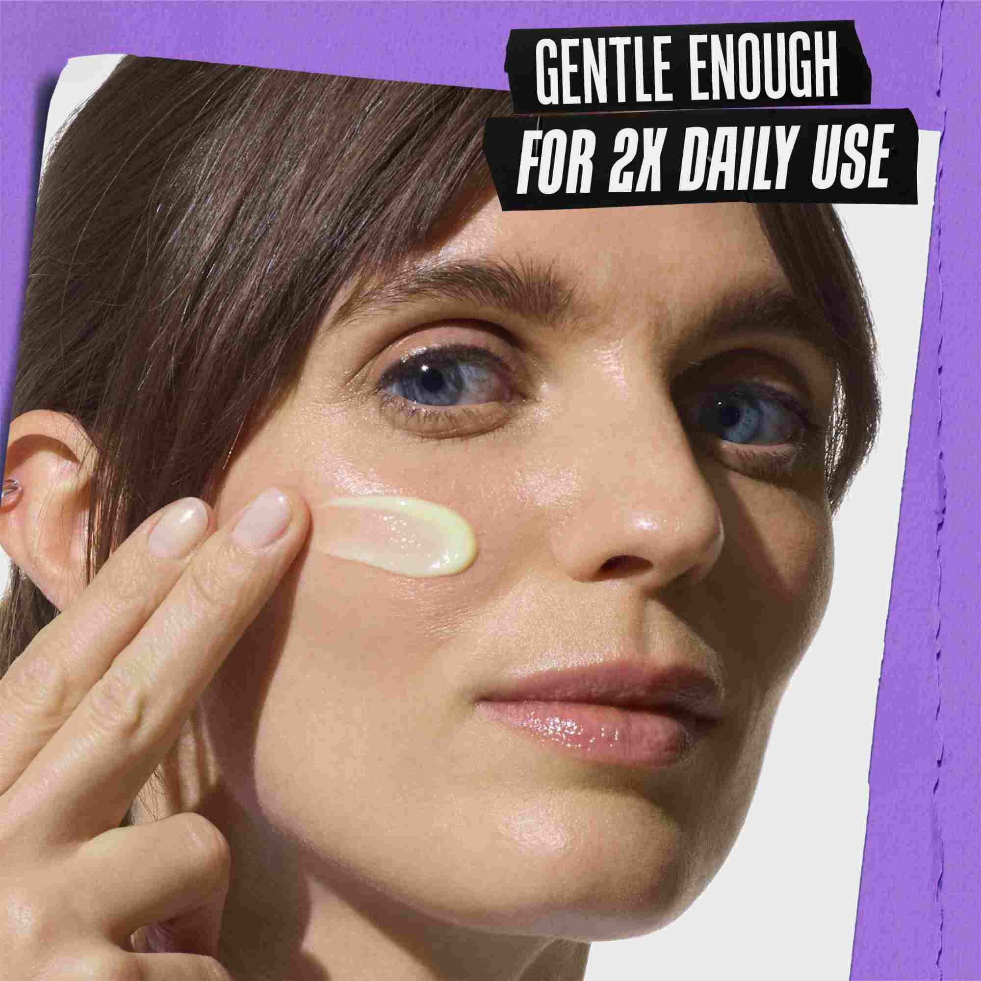 Model met een druppel Kiehl's Retinol Skin Renewing Daily Microdose op het gezicht