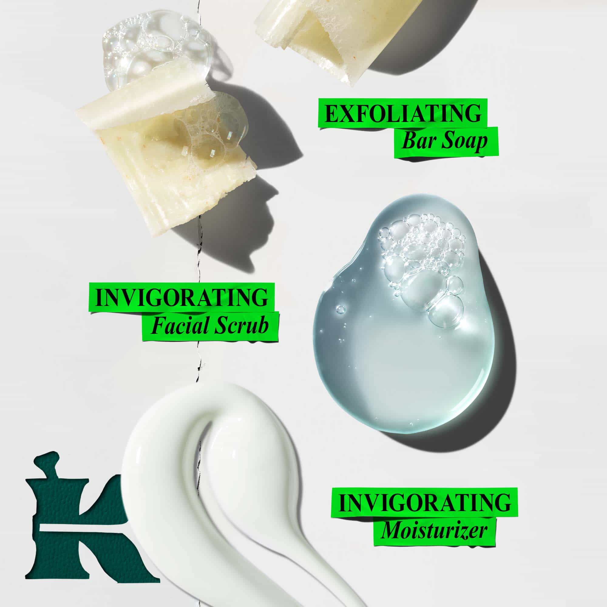Een afbeelding met verschillende producttexturen en -druppels tegen een witte achtergrond. Linksboven staat een doorschijnend geel product met de tekst "EXFOLIATING Bar Soap". Daaronder staat een blauwgroene geldruppel met enkele belletjes met de tekst "INVIGORATING Facial Scrub". Linksonder staat een witte werveling van creme met de tekst "INVIGORATING Moisturizer". Linksonder staat een donkergroen "K"-logo.