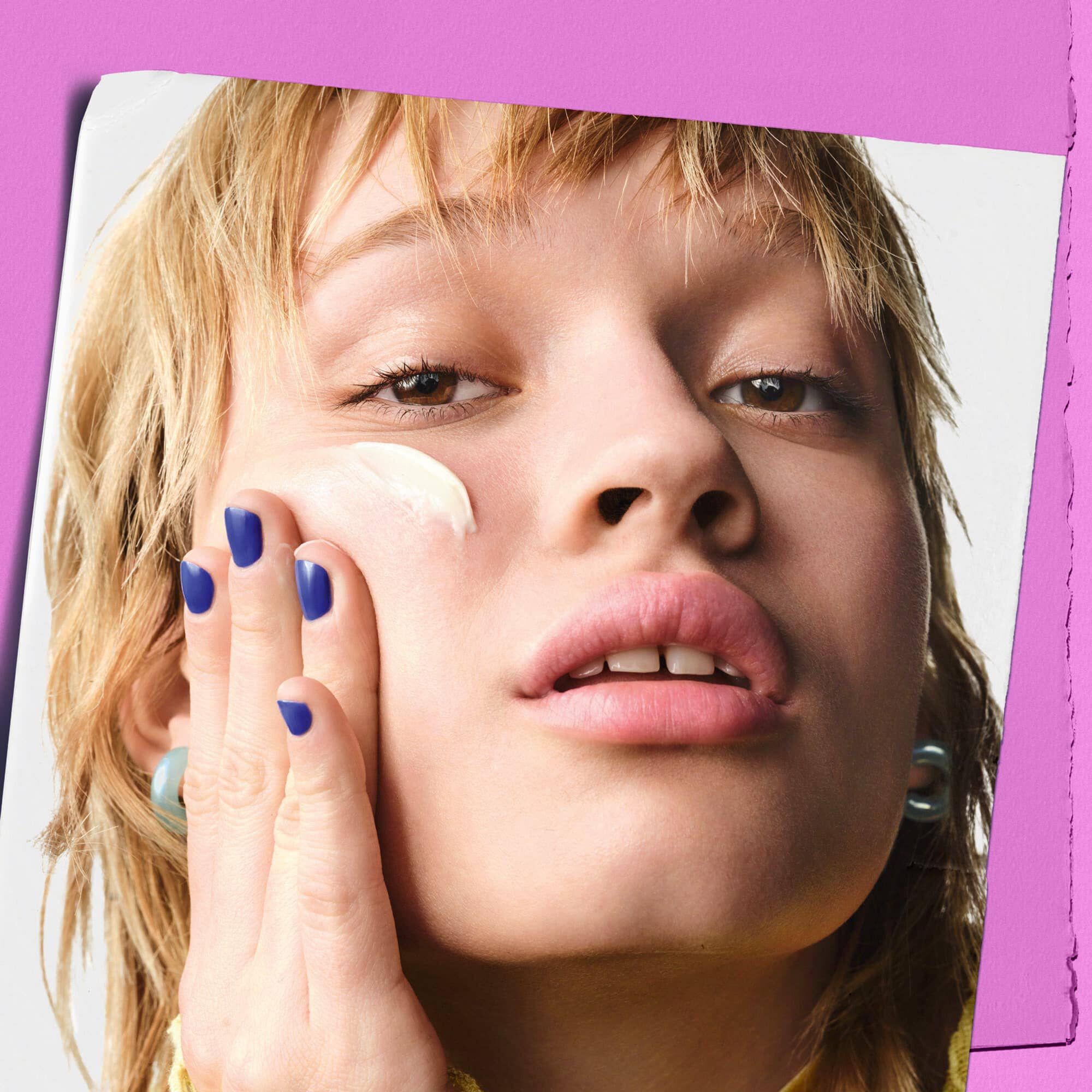 Model brengt Kiehl's Super Multi-Corrective Cream aan op de wang