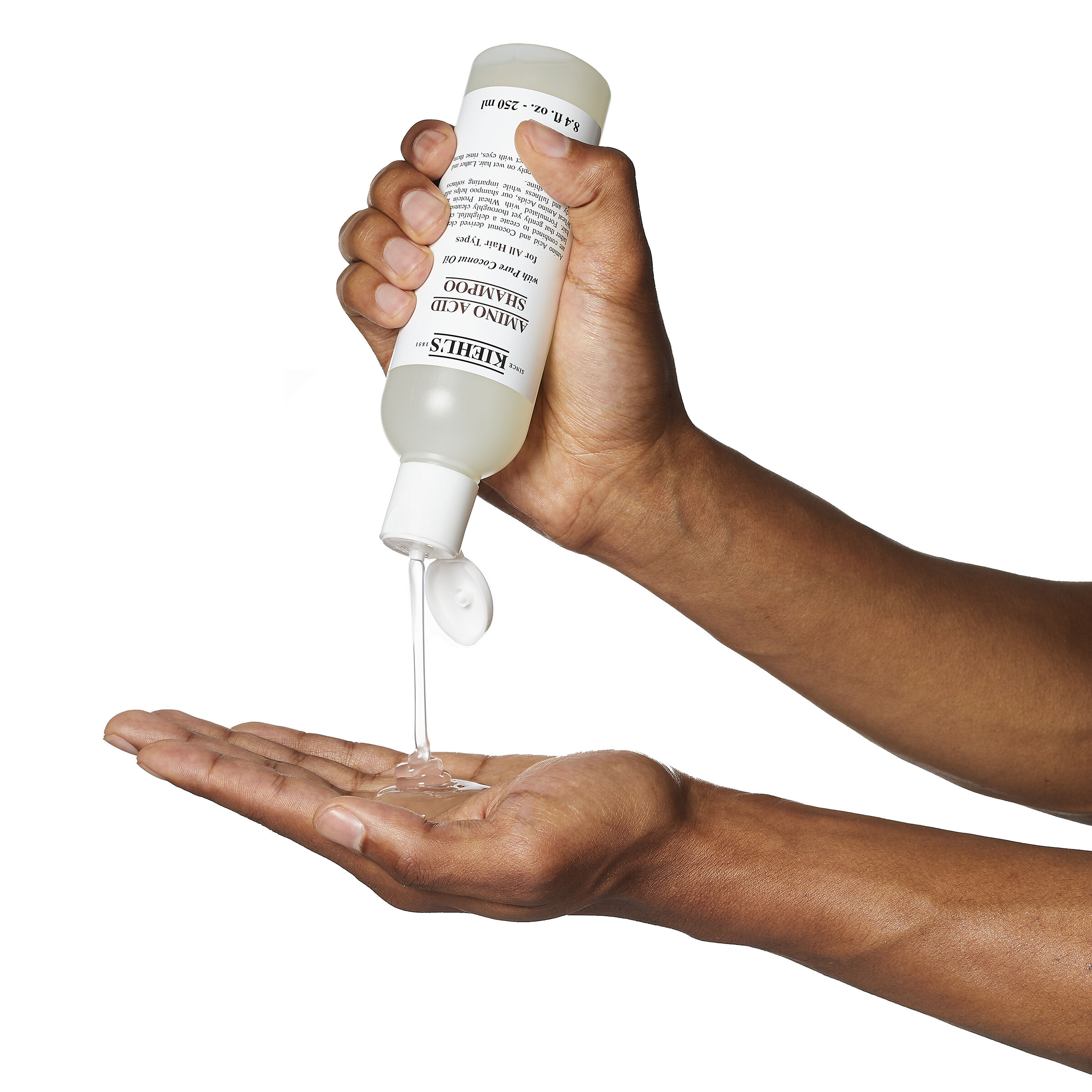 Model met bellen op het hoofd van Kiehl's Amino Acid Shampoo