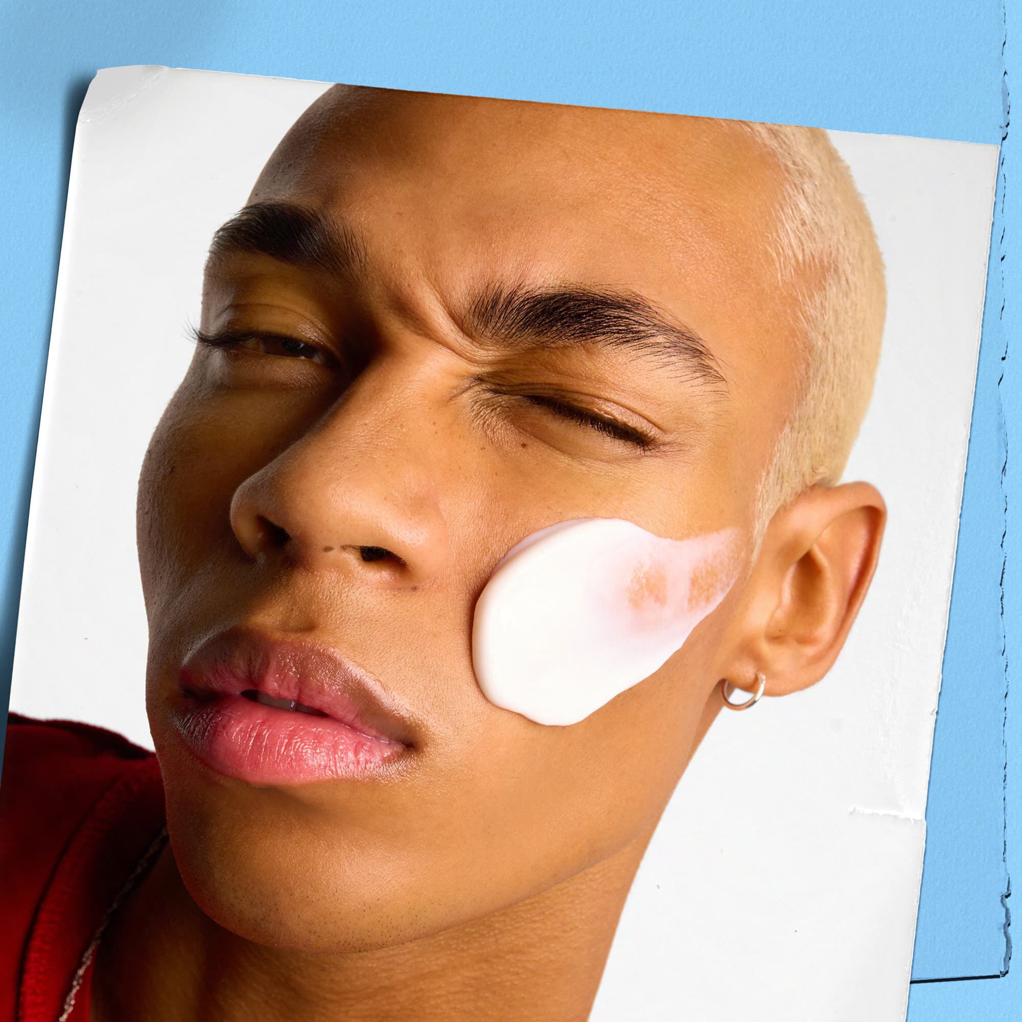 Model brengt Kiehl's Ultra Facial Cream aan op het gezicht