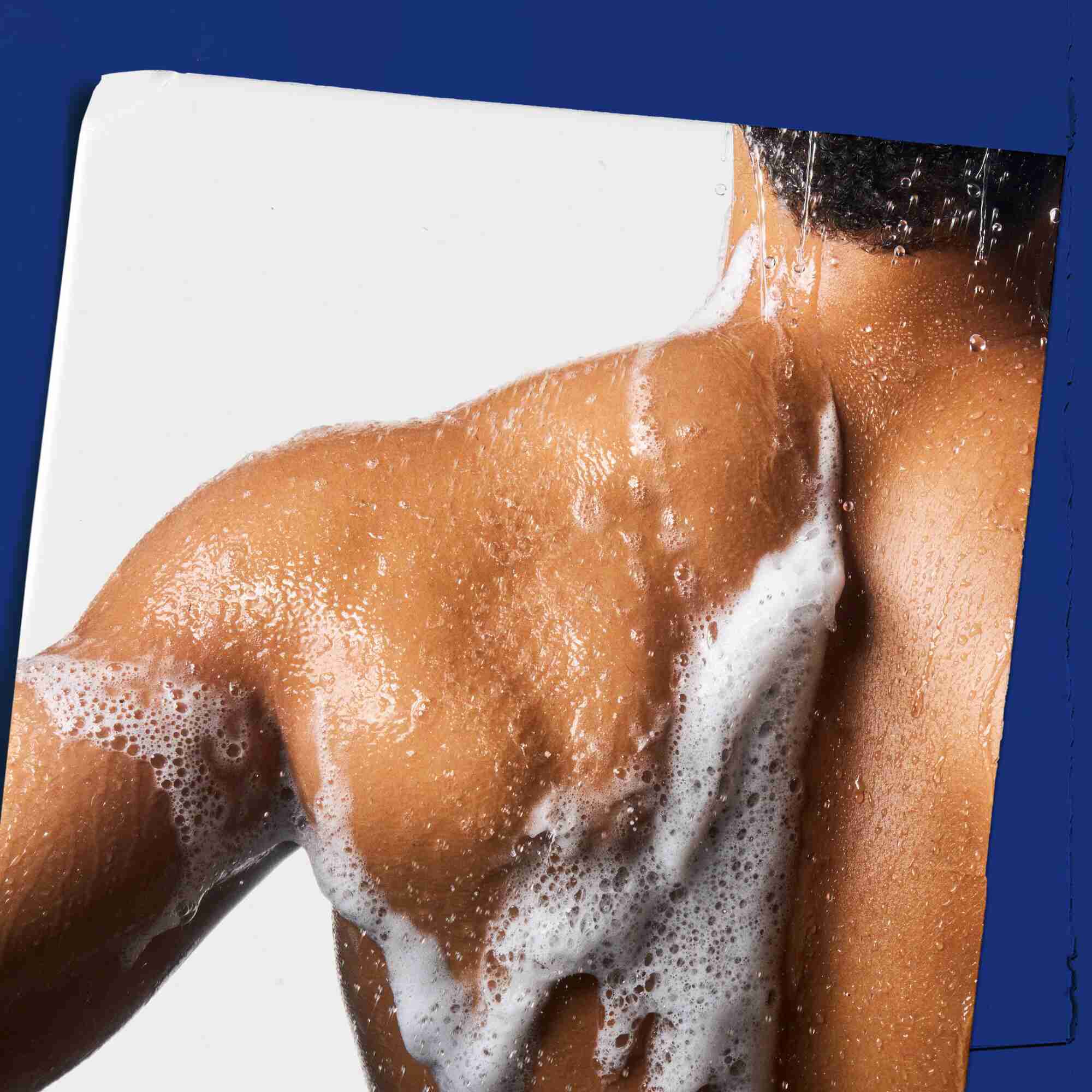 Body Fuel All-In-One Energizing Wash schuimend op de huid, toont het gebruik aan.