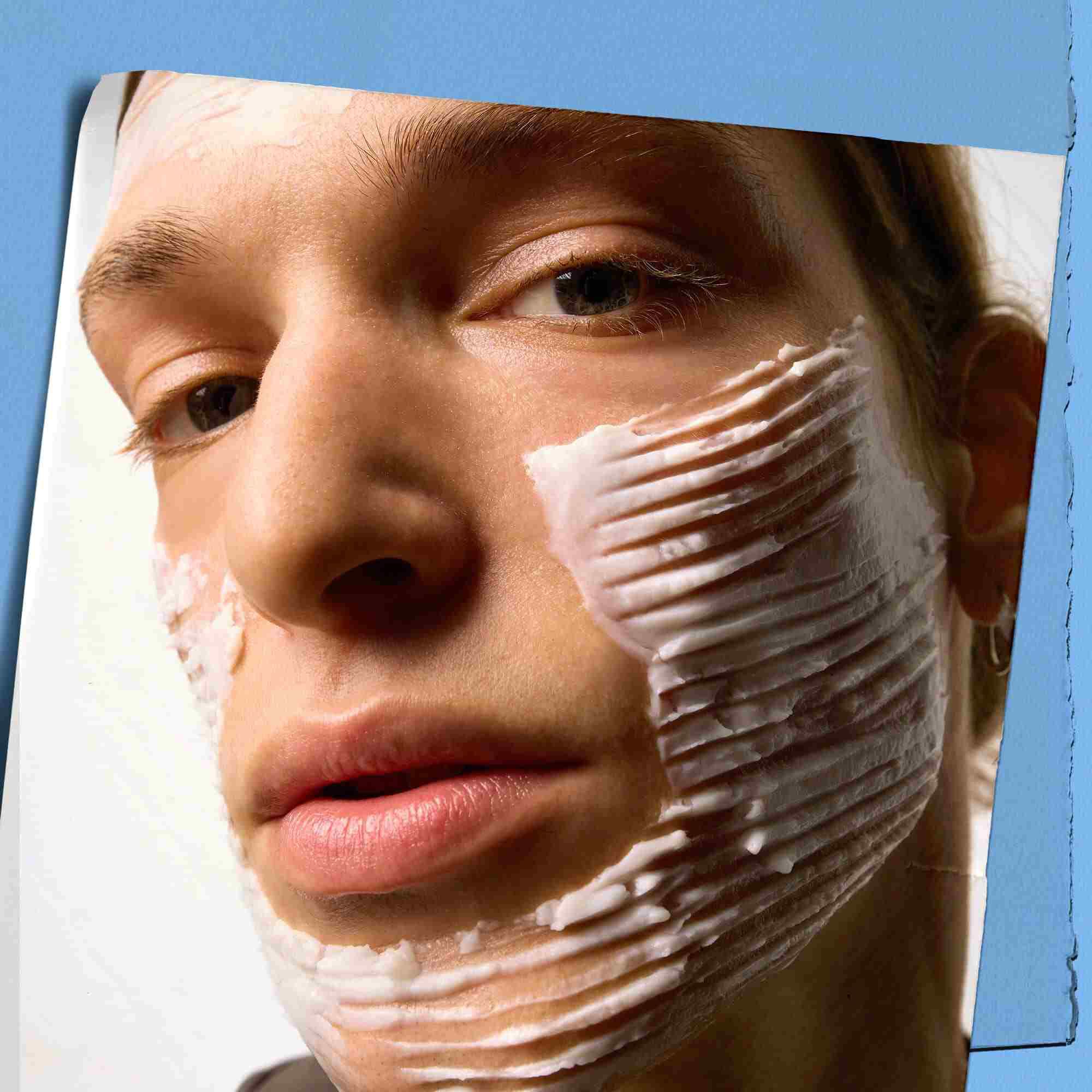 Model met een druppel Kiehl's Ultra Facial Barrier Cream op het gezicht