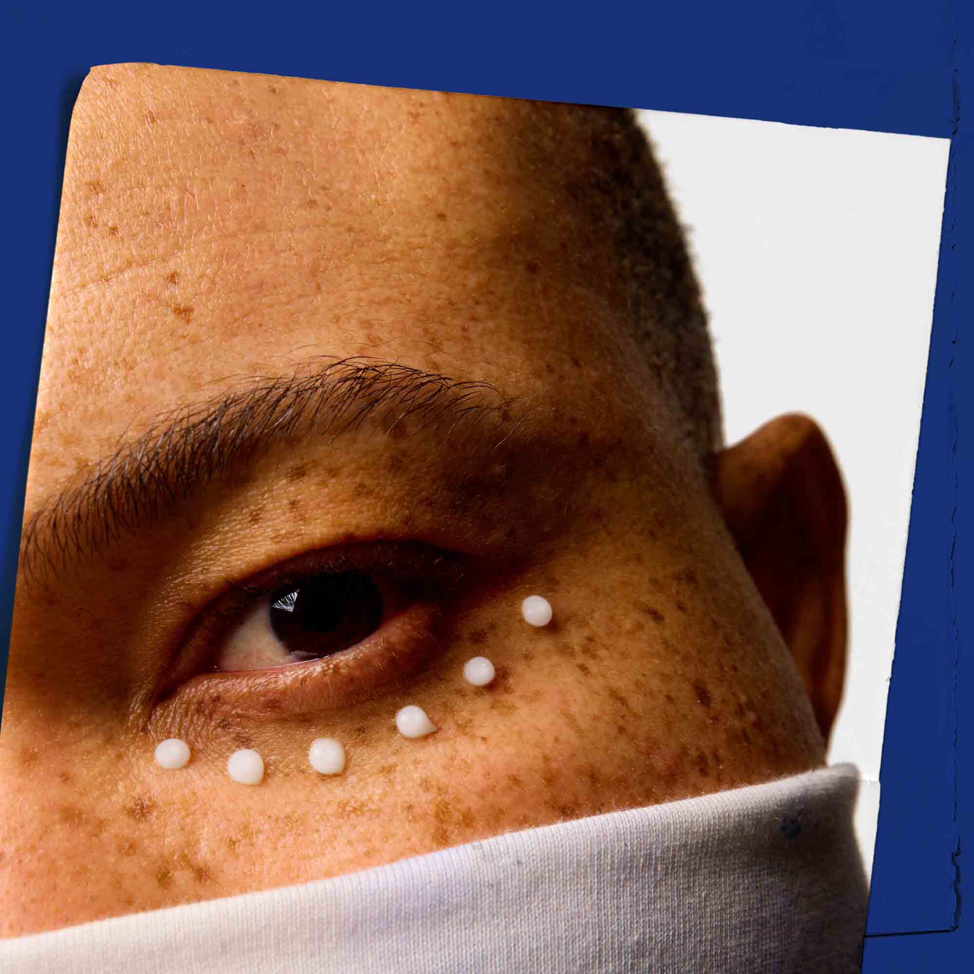 Close-up van de huid rond de ogen met stippen Facial Fuel Eye Fuel.