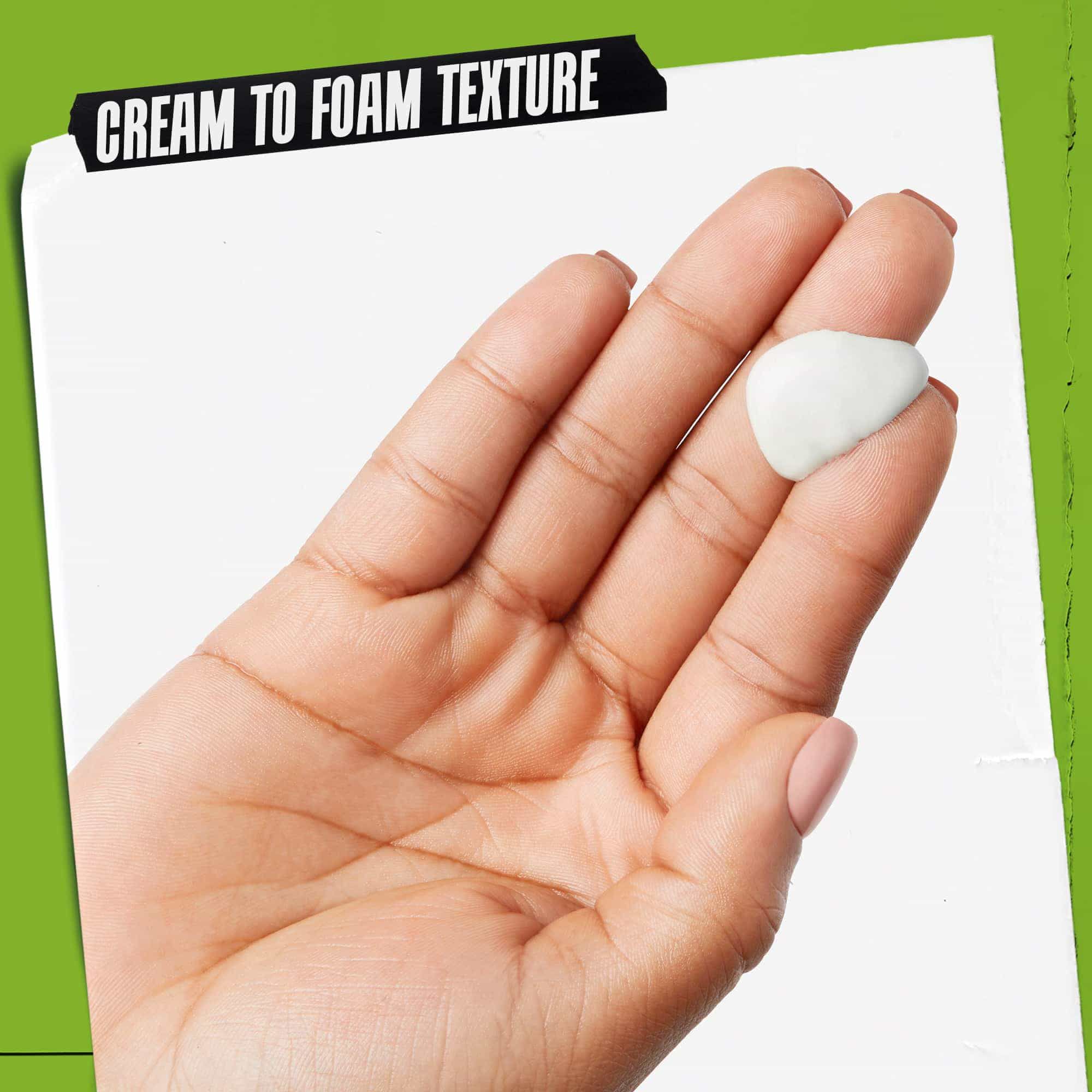 Een hand met Rare Earth Deep Pore Daily Cleanser erop. De tekst benadrukt: "Creme-naar-schuim textuur".