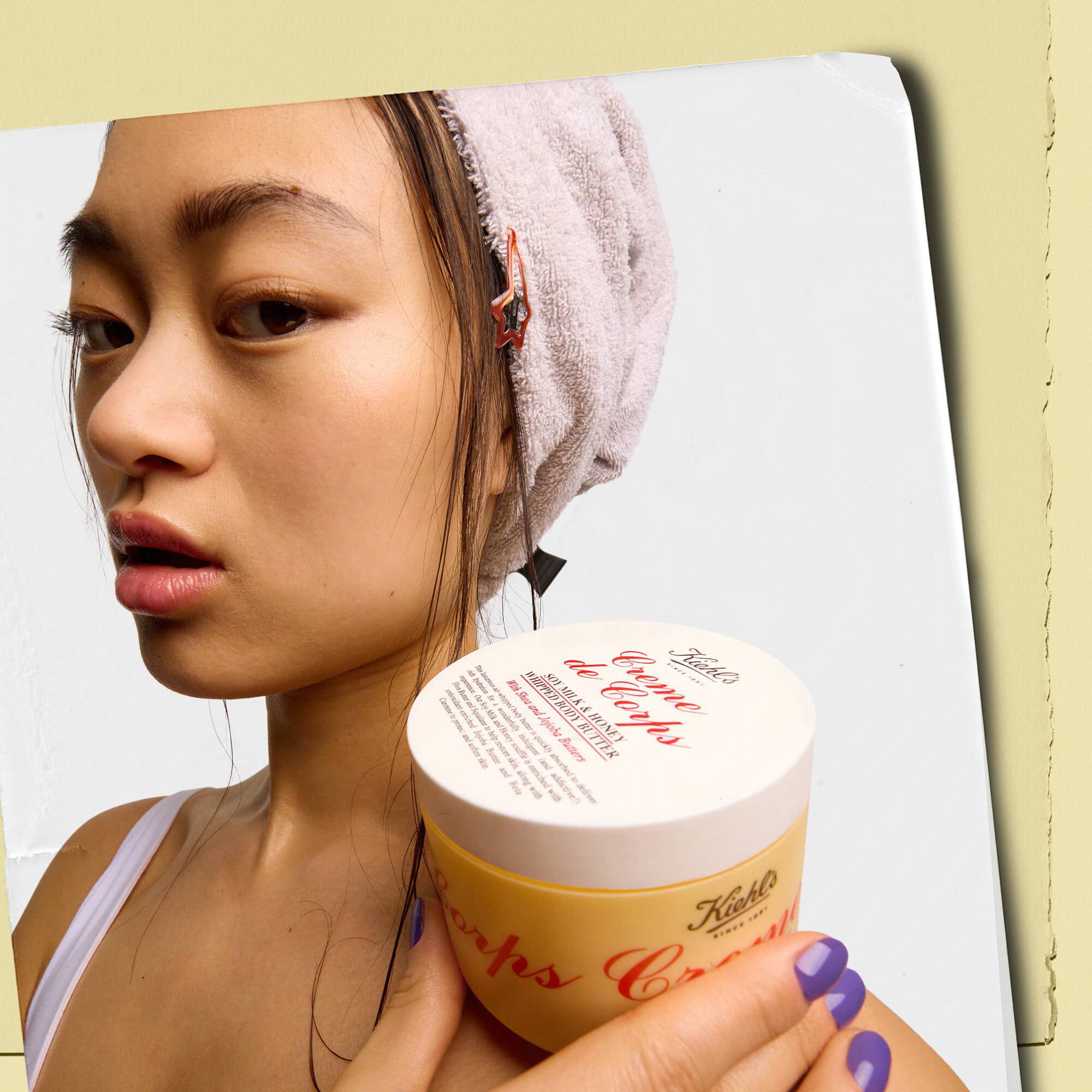 Model houdt een pot Kiehl's Creme de Corps Whipped Butter body butter vast
