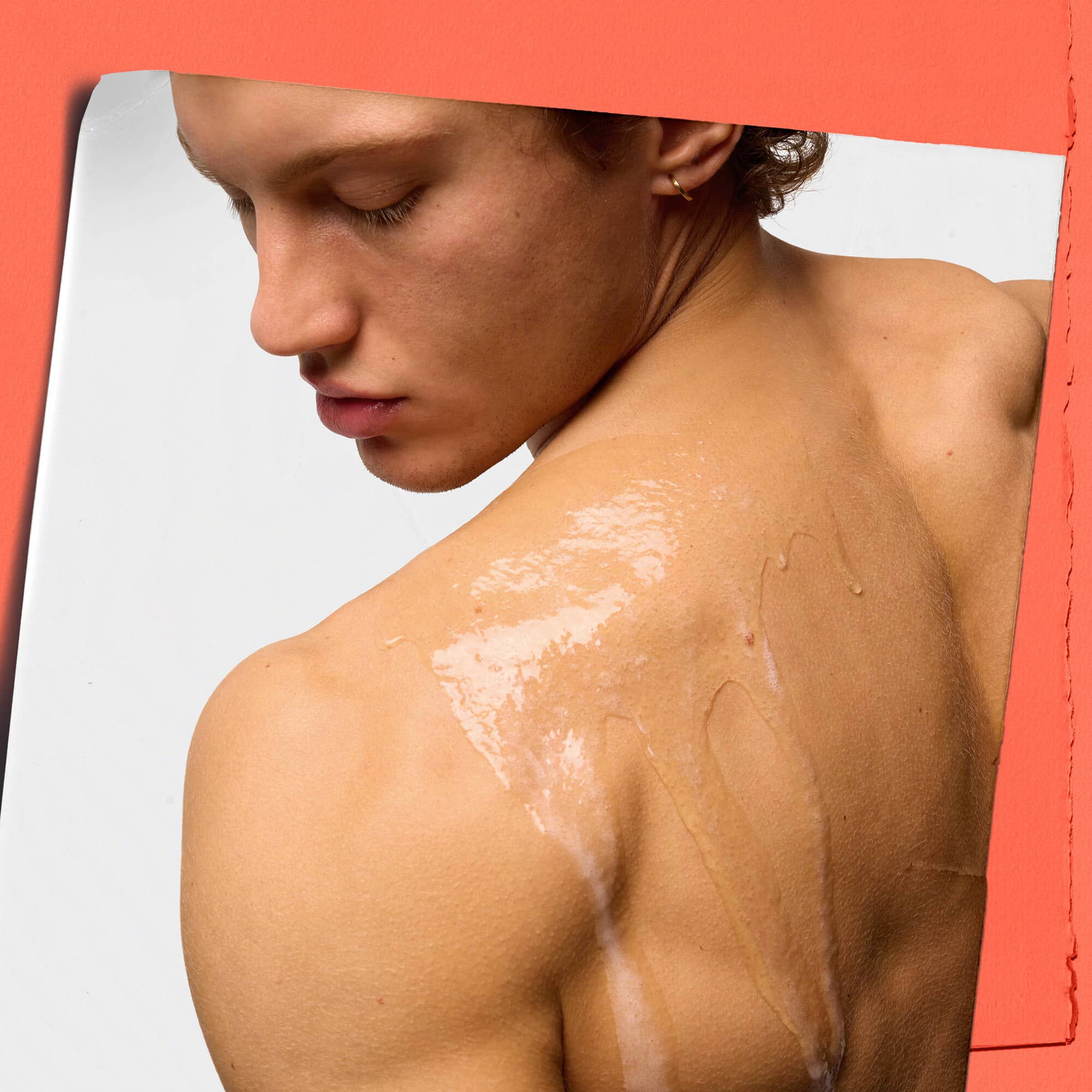 Model met Kiehl's Grapefruit Liquid Body Cleanser op de rug