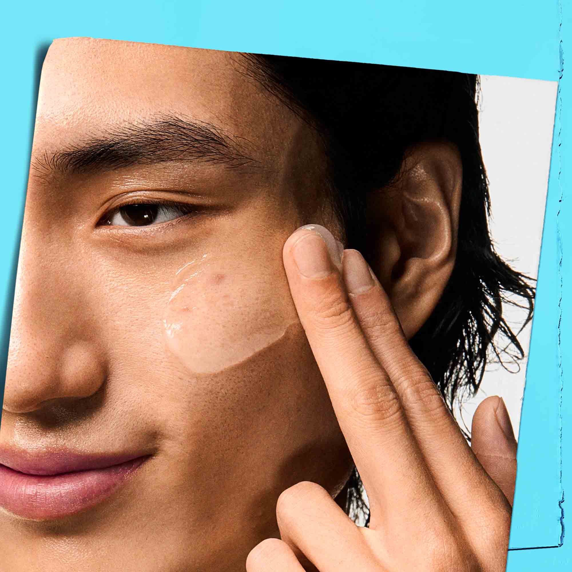 Ultra Facial Oil-Free Gel Cream aangebracht op het gezicht van een model.