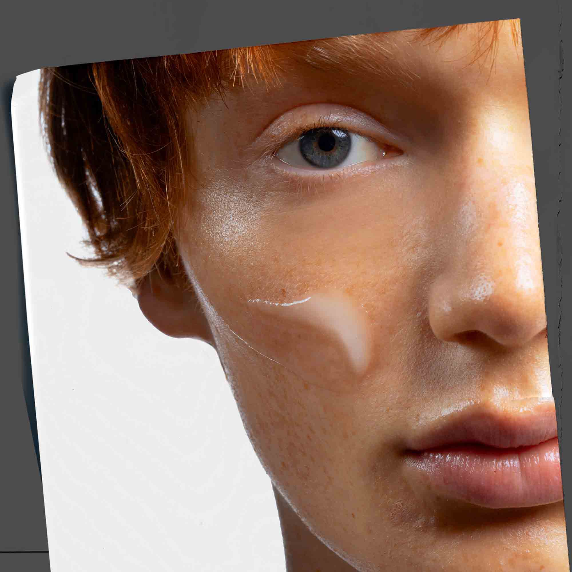 Age Defender Power Serum aangebracht op het gezicht, toont het gebruik in het dagelijks leven.