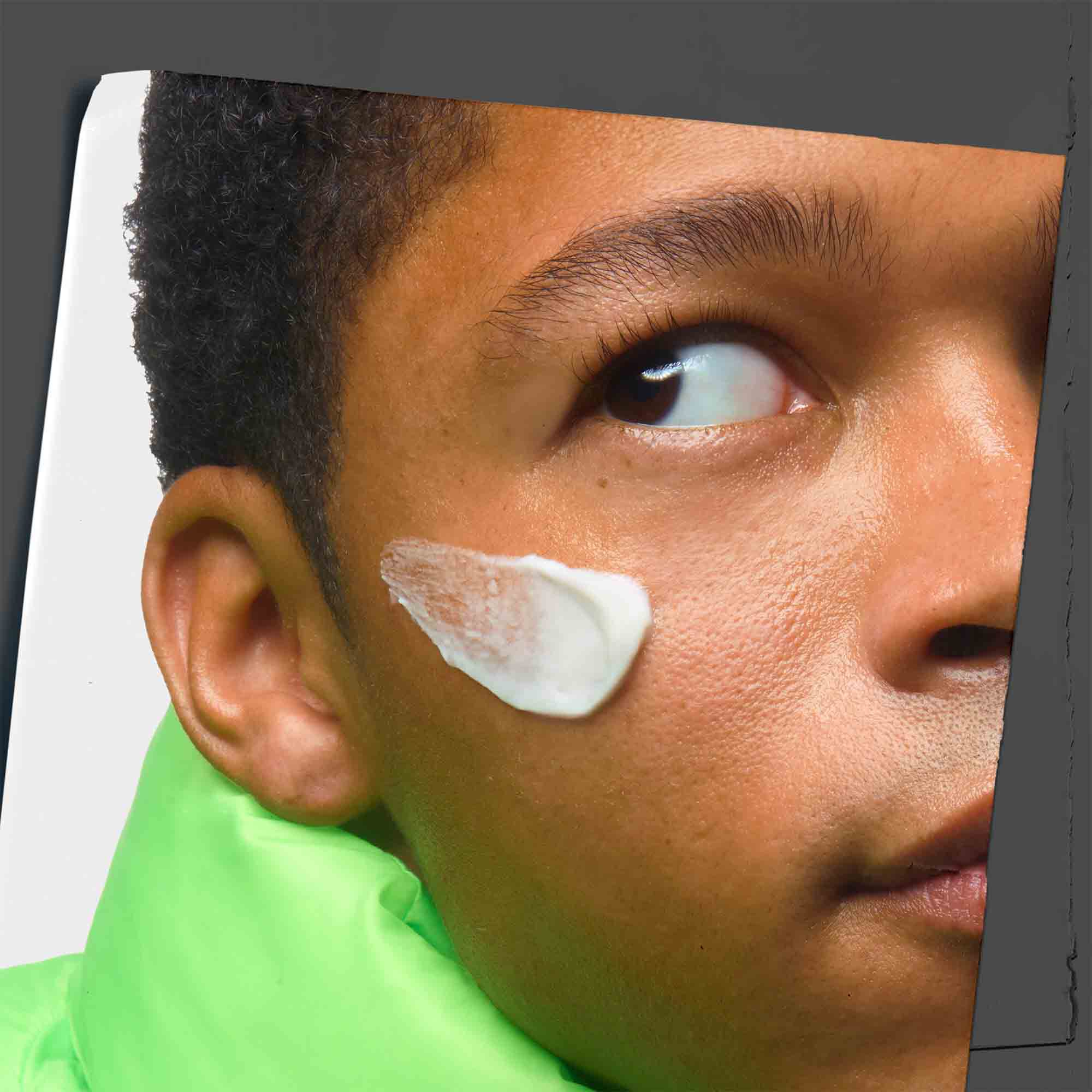 Age Defender Cream Moisturizer aangebracht op het gezicht van een model.