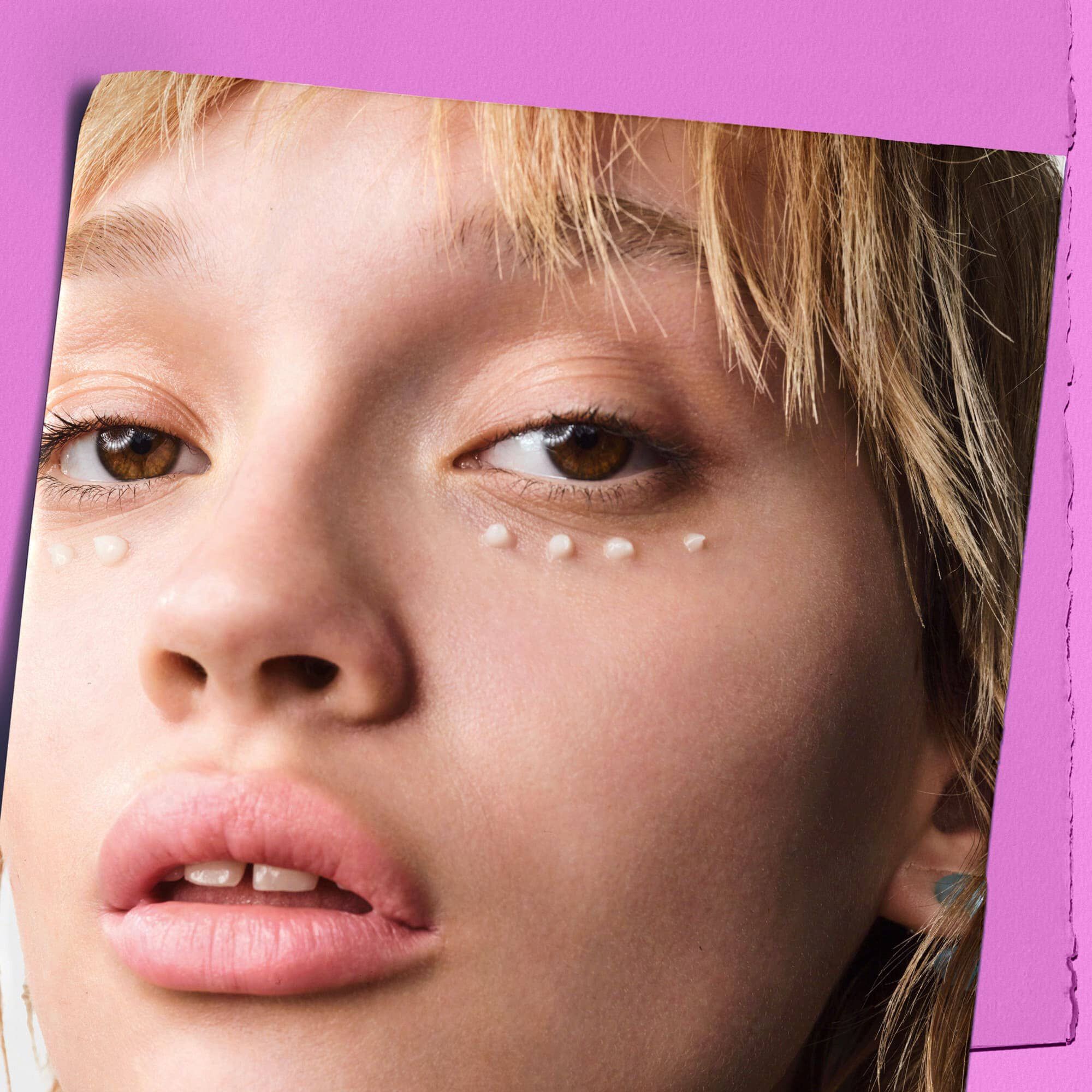 Model met puntjes Kiehl's Super Multi-Corrective Eye Zone Treatment onder de ogen