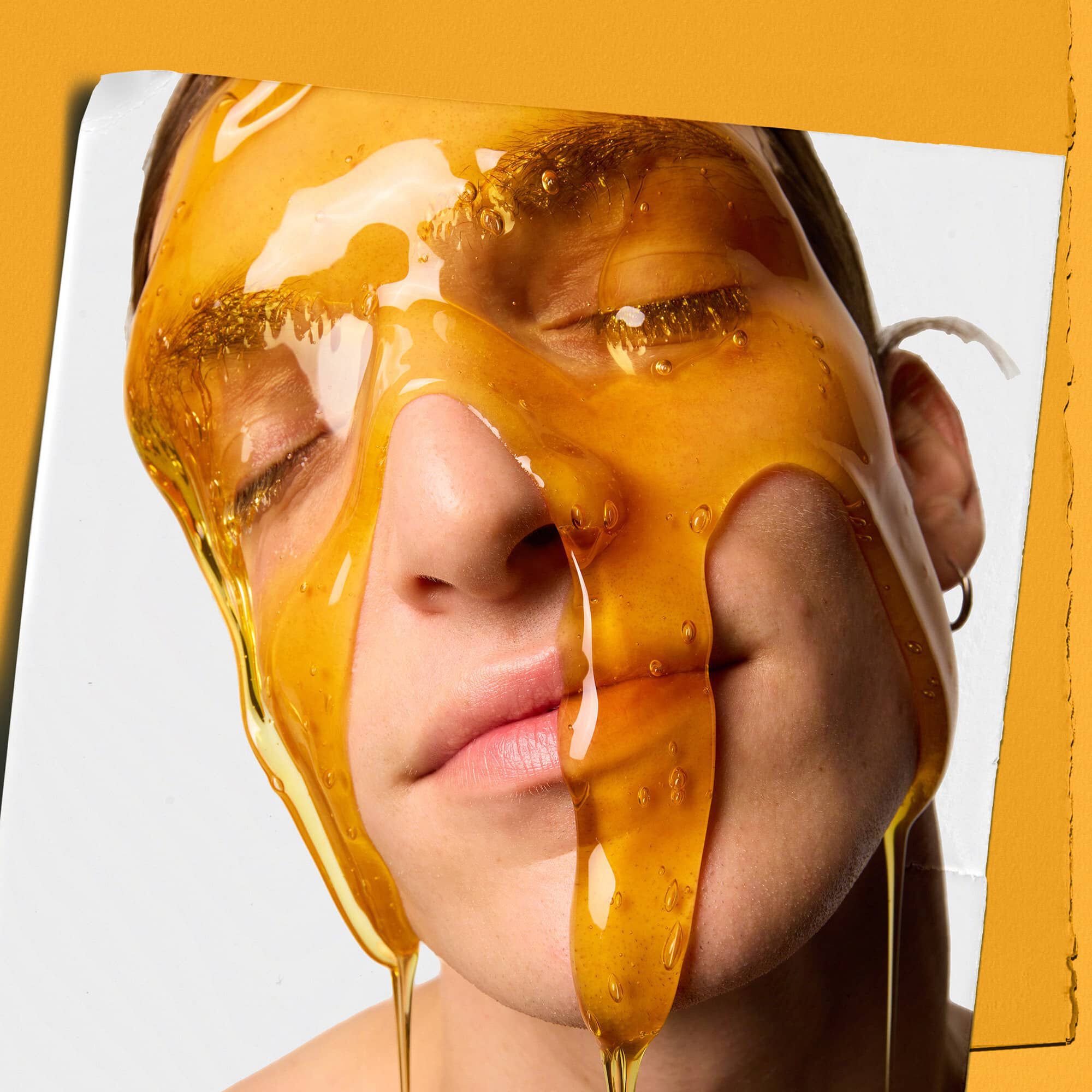 Model met Kiehl's Calendula Deep Cleaning Foaming Face Wash dat langs het gezicht drupt