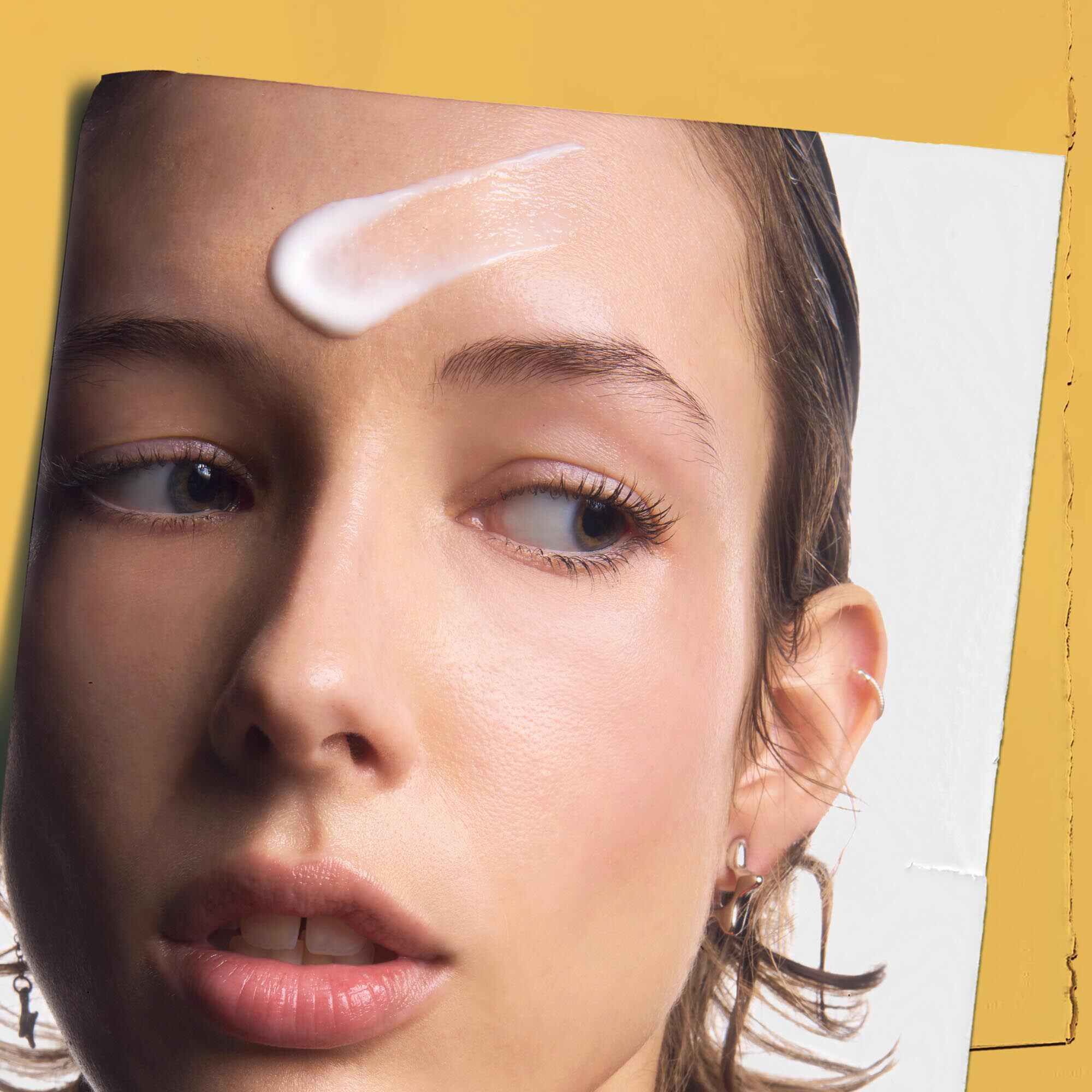 Powerful-Strength Line-Reducing Concentrate aangebracht op het voorhoofd van een persoon, toont het gebruik aan.