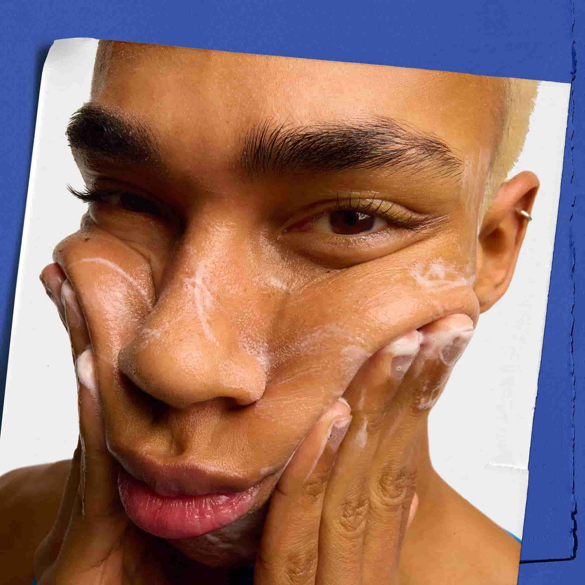 Model gebruikt Kiehl's Facial Fuel Energizing Face Wash voor mannen