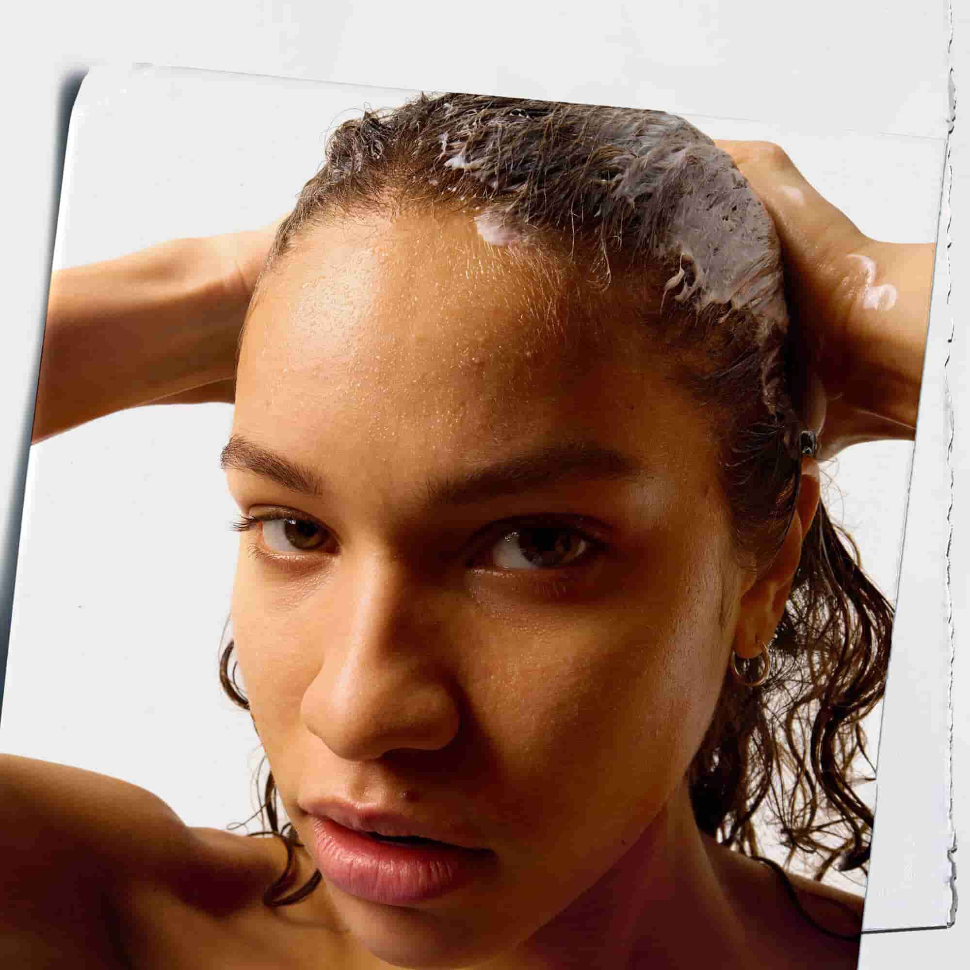 Model Met Kiehl's Aminozuurconditioner op hun haar
