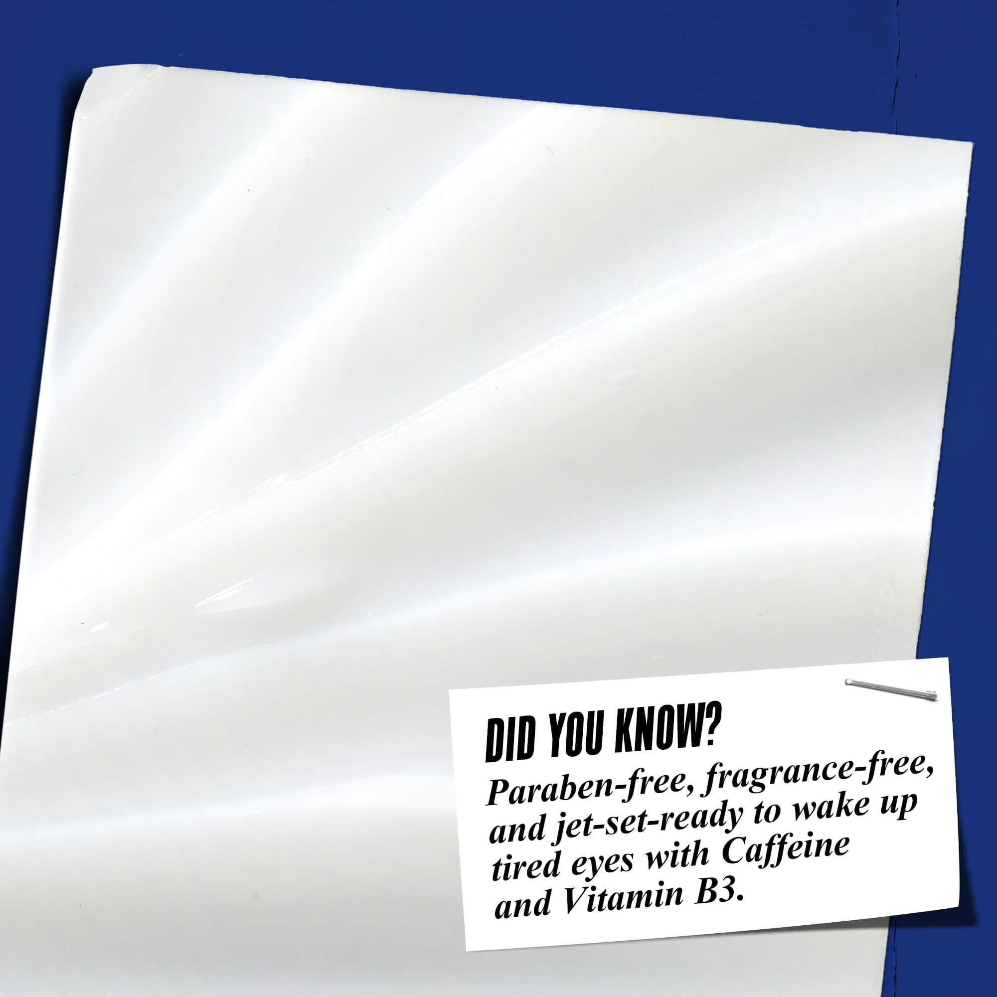 Close-up van de Facial Fuel Eye Fuel textuur. Tekst luidt: "Wist je dat? Vrij van parabenen, geurstoffen en minerale olien om vermoeide ogen wakker te maken met Vitamine B3 en Cafeine."