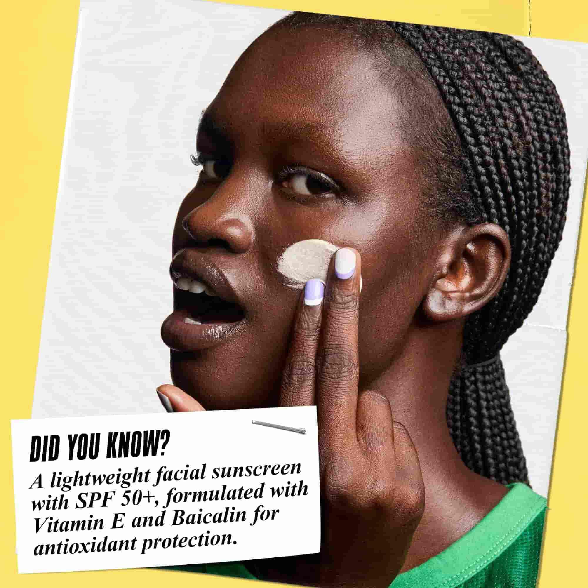 Ultra-Light Daily UV Defense wordt op het gezicht aangebracht. Tekst luidt: "Wist je dat? Een lichtgewicht zonnebrandcreme voor het gezicht met SPF 50+, geformuleerd met Vitamine E en Baicalin voor antioxiderende bescherming."
