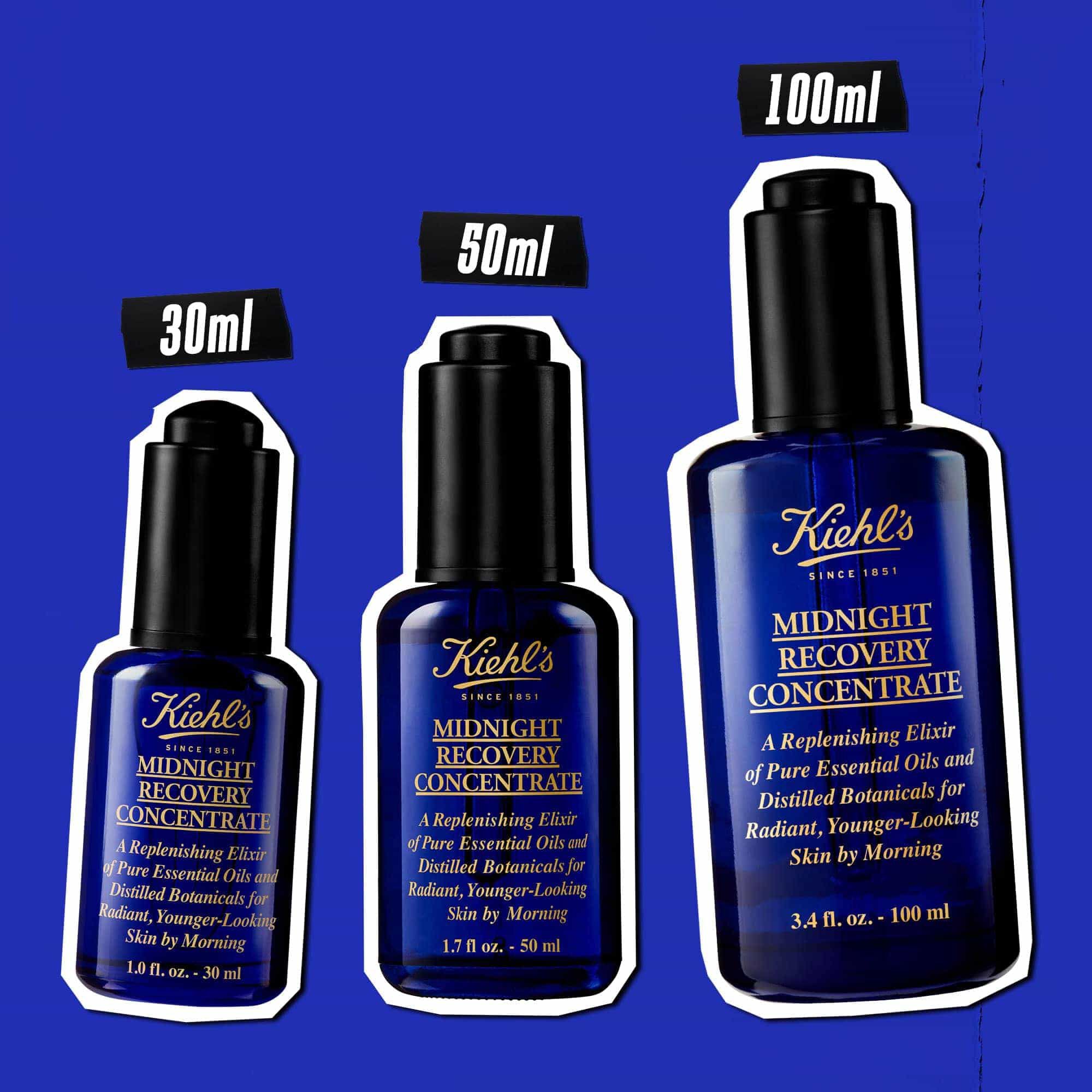 Drie flessen Midnight Recovery Concentrate gezichtsolie in verschillende formaten (30 ml, 50 ml, 100 ml) tegen een blauwe achtergrond.