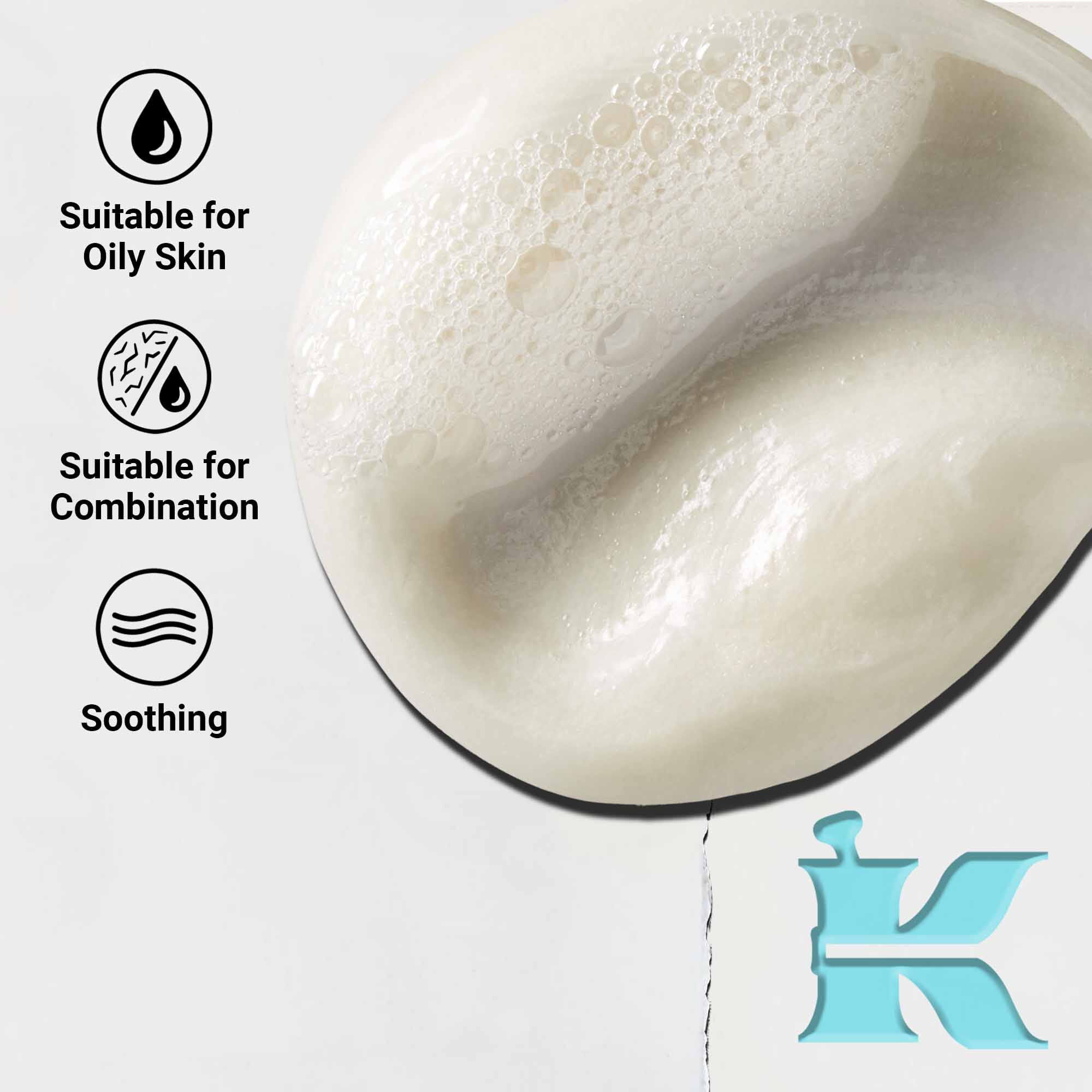 Close-up van de Ultra Facial Oil-Free Cleanser textuur die een lichtgewicht, romige formule toont. Tekst benadrukt kalmerende voordelen en geschiktheid voor vette en gecombineerde huid.