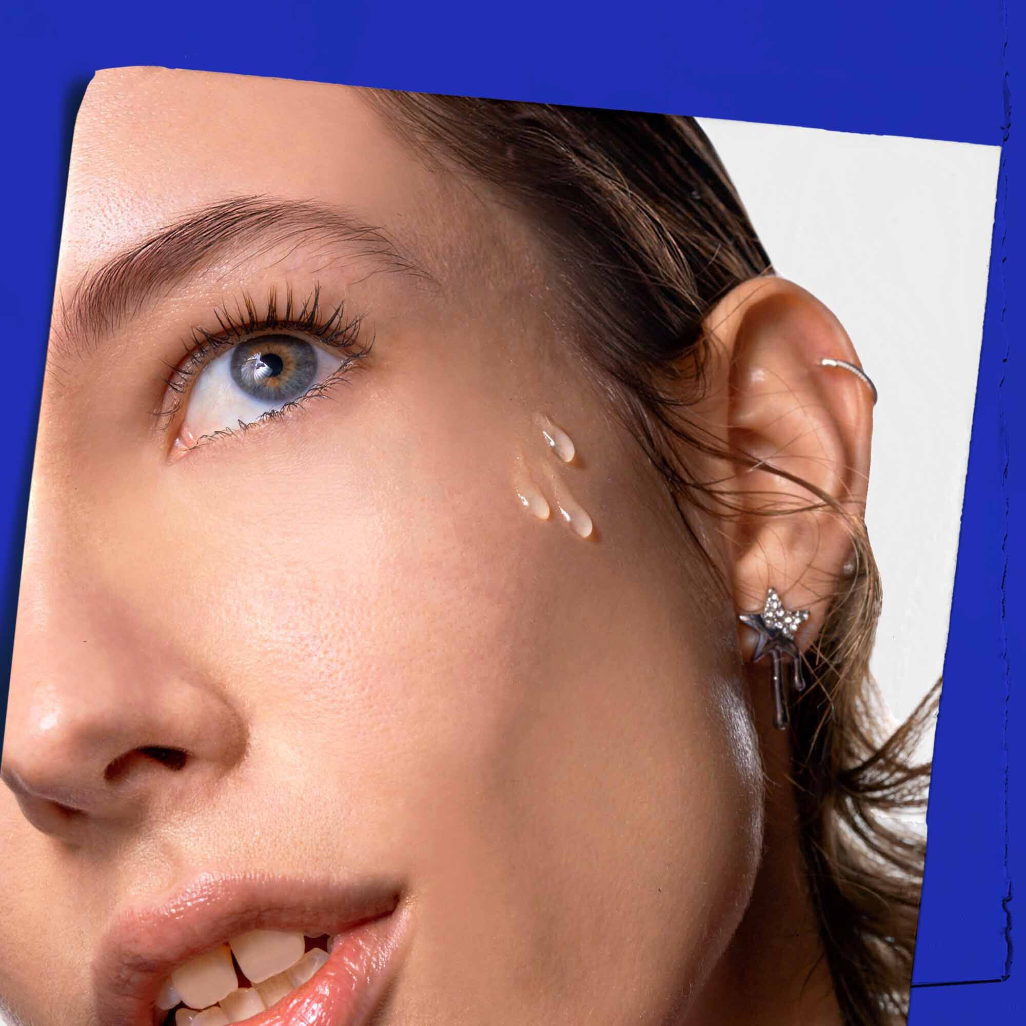 Midnight Recovery Concentrate gezichtsolie aangebracht op de huid.