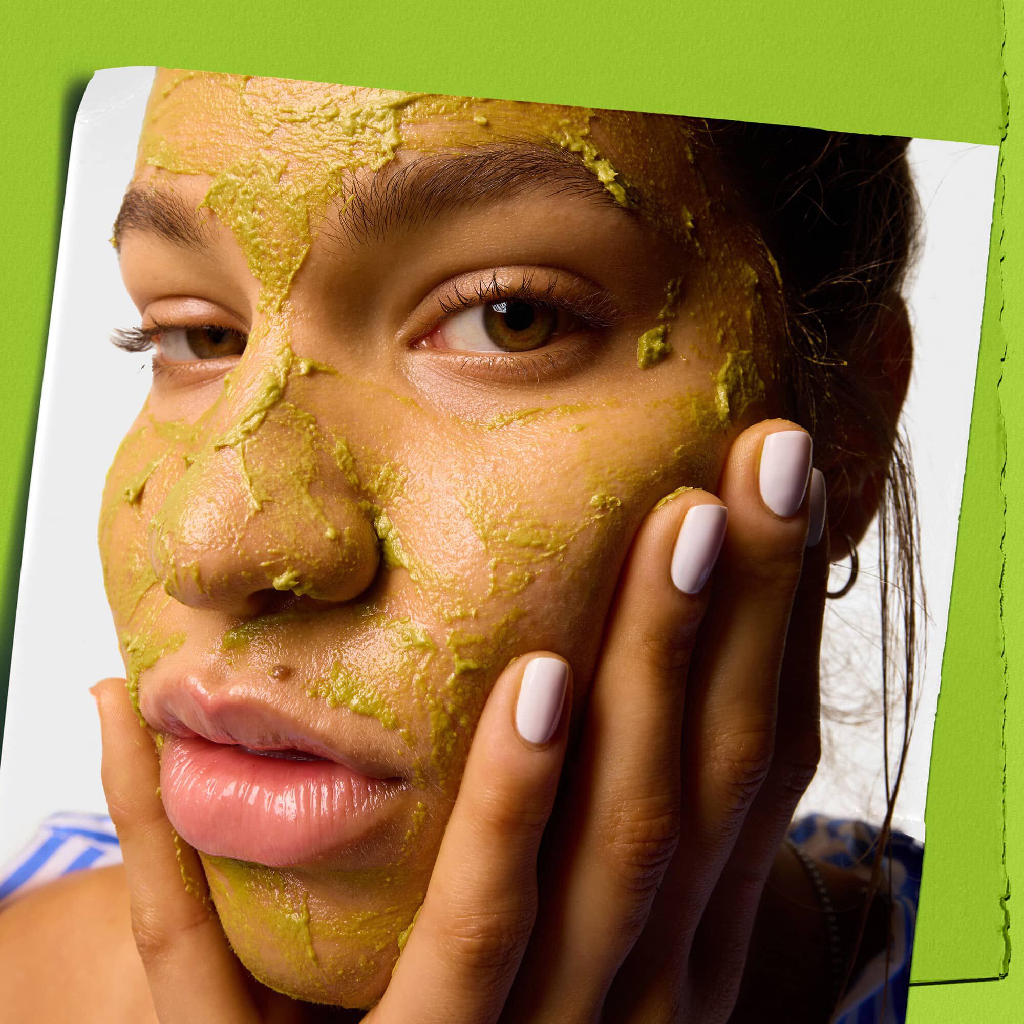 Model gebruikt Kiehl's Avocado Nourishing Hydration Mask op het gezicht