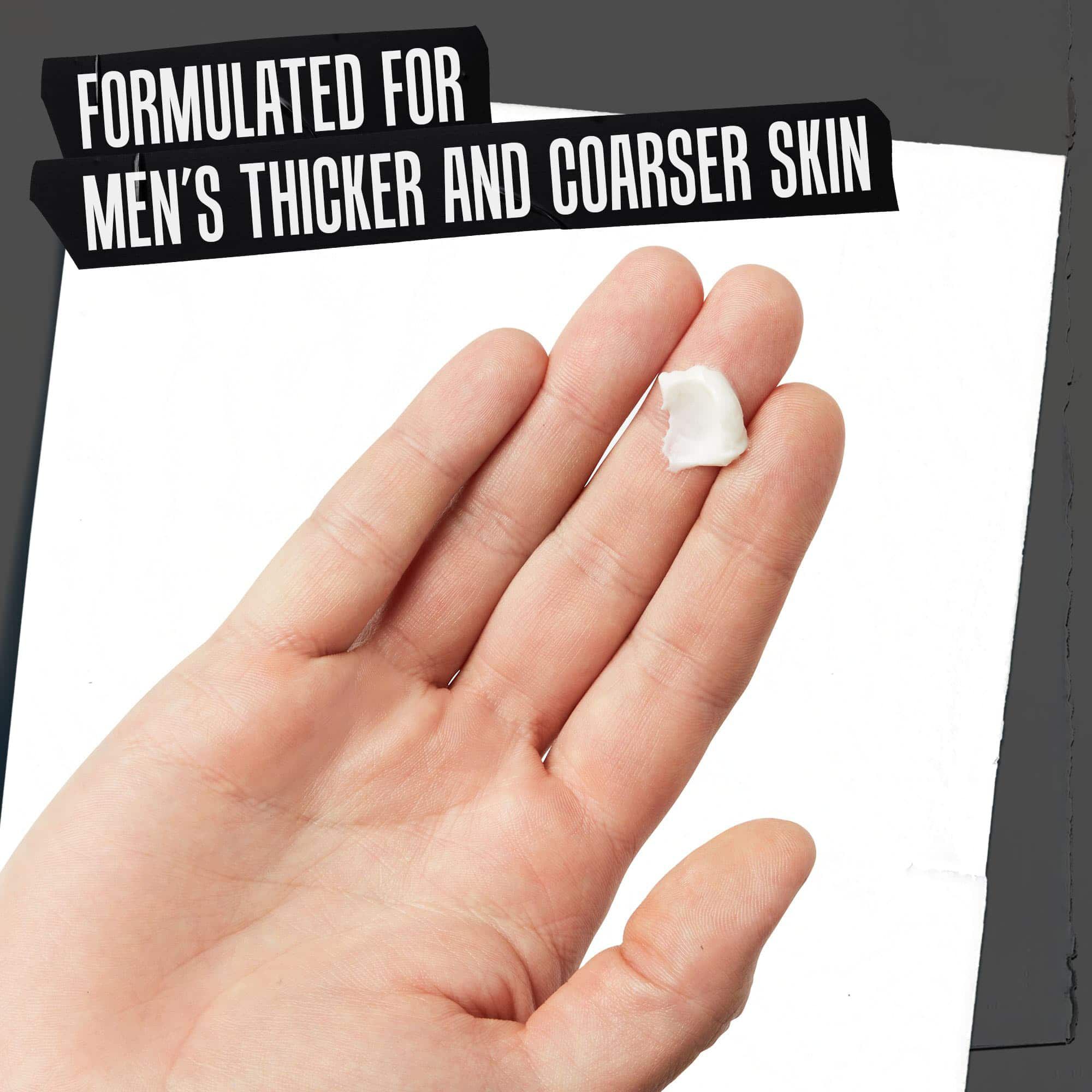 Een hand met Age Defender Cream Moisturizer; geformuleerd voor de dikkere en stuggere mannenhuid.