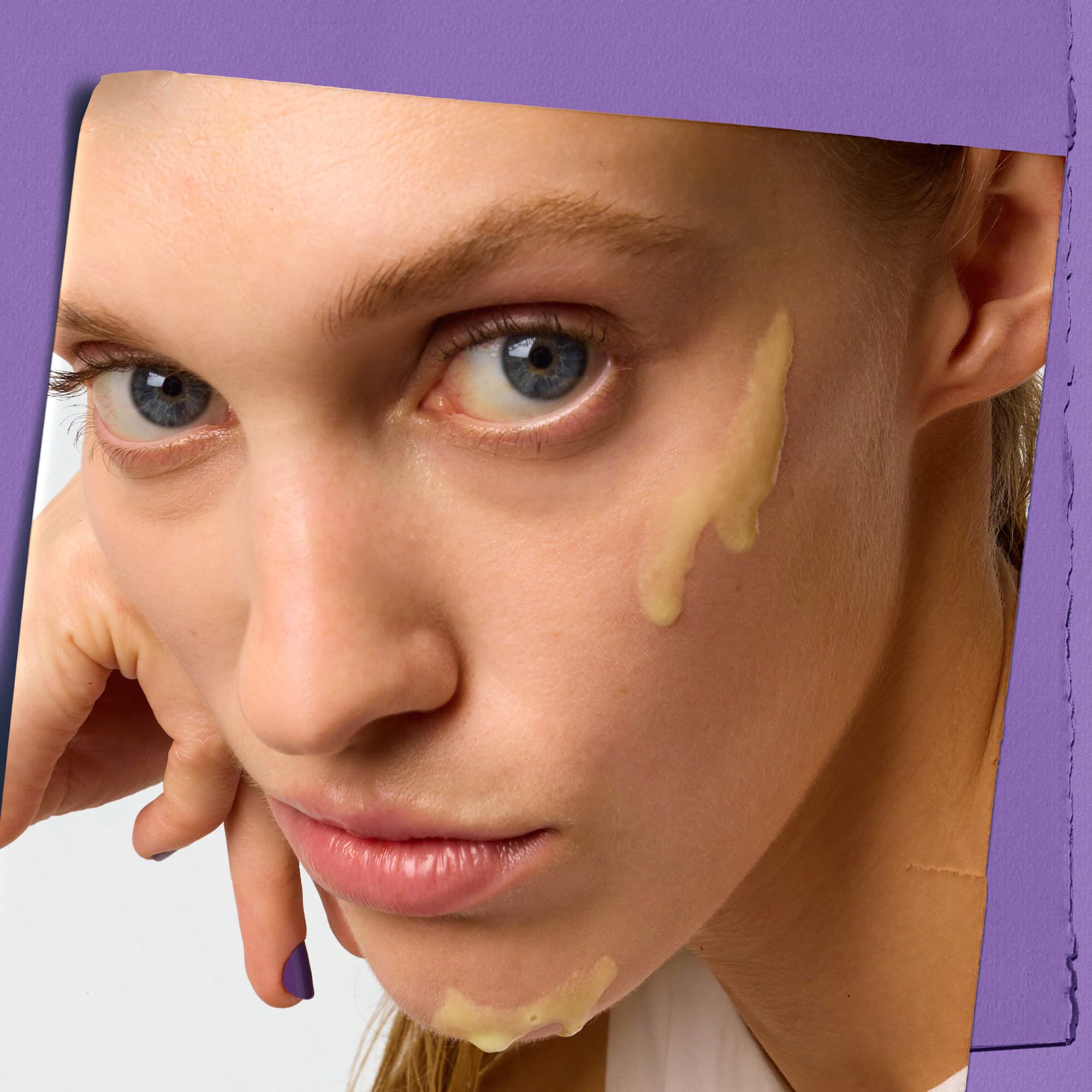 Model met een druppel Kiehl's Retinol Fast Release Wrinkle Reducing Night Serum op het gezicht