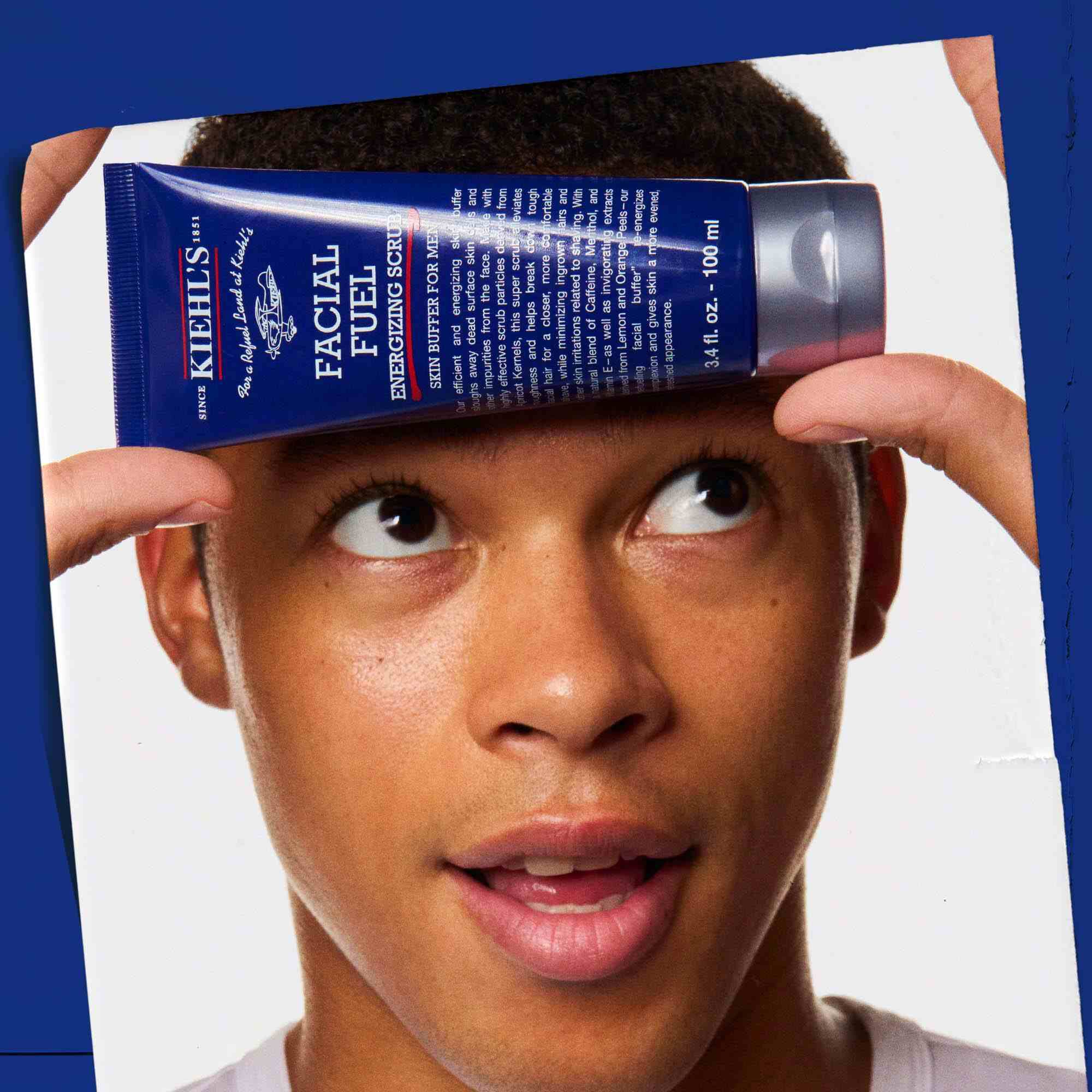 Facial Fuel Energizing Scrub in de hand, toont het gebruik aan.